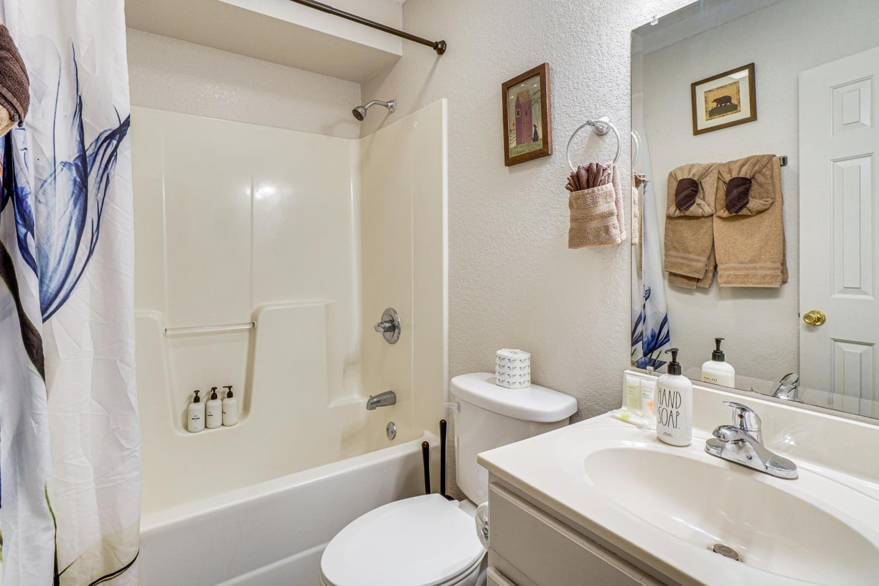 Newly Remodeled Mtn-View Retreat Private Hot Tub