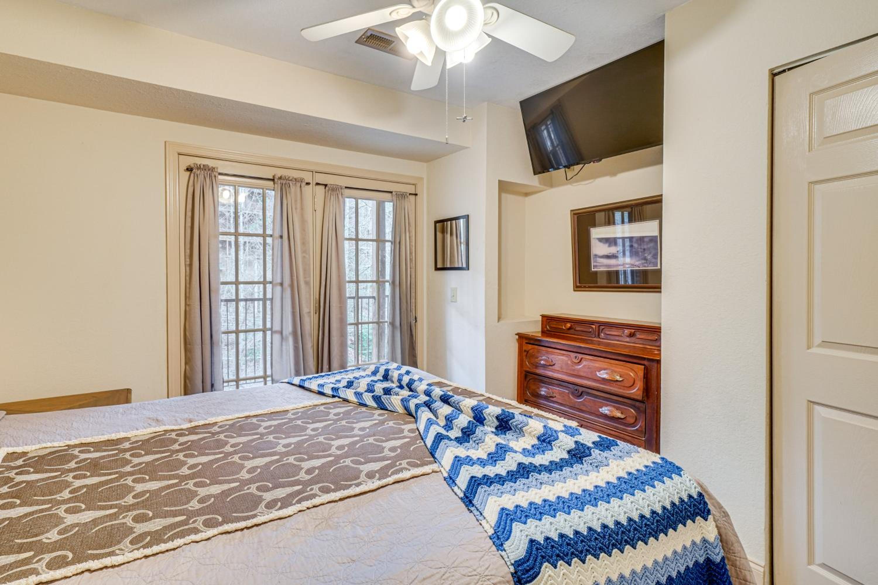 Prime Location! Peaceful Gatlinburg Stay with Deck