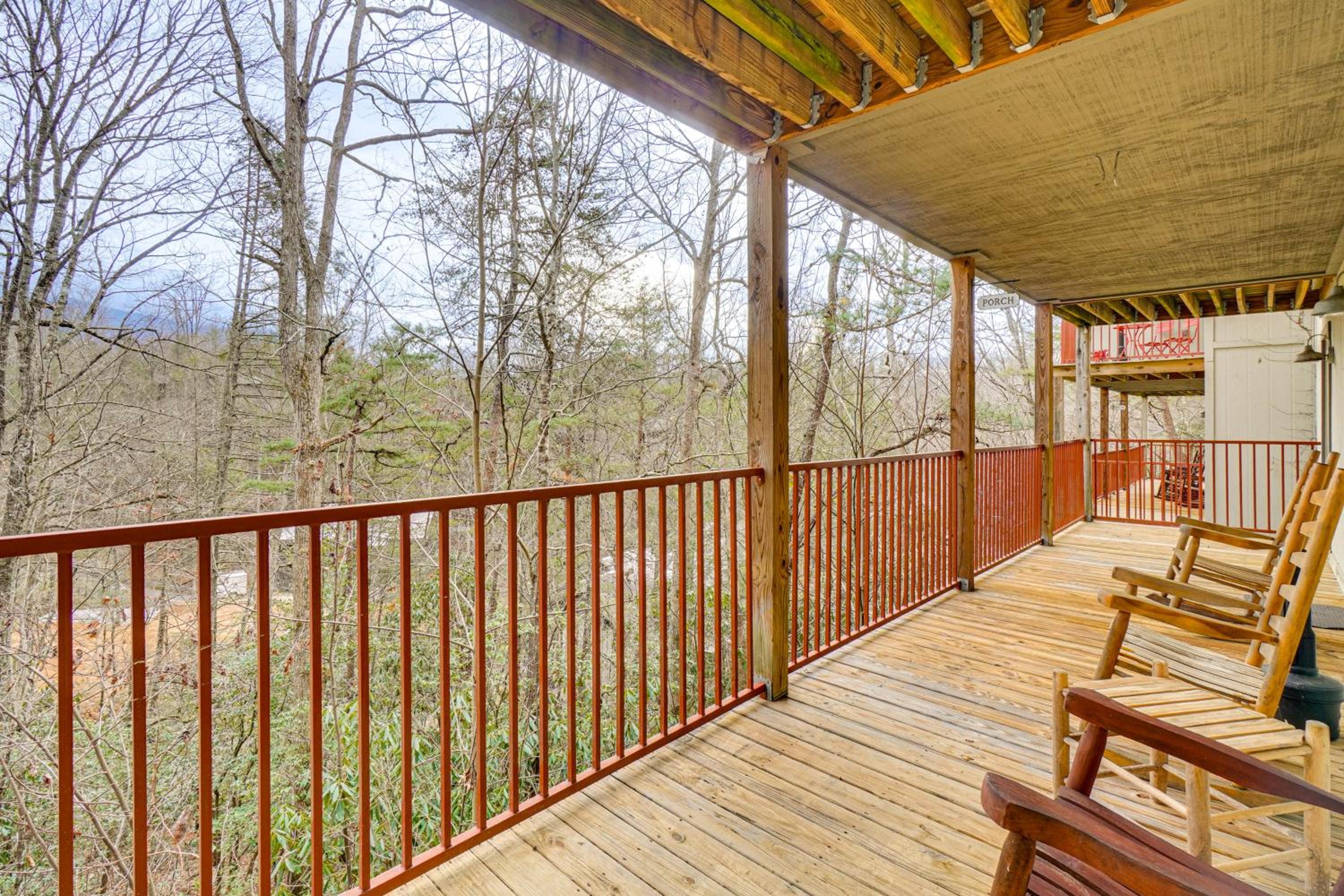 6 Mi to Great Smoky Mtn Natl Park! Home with Views
