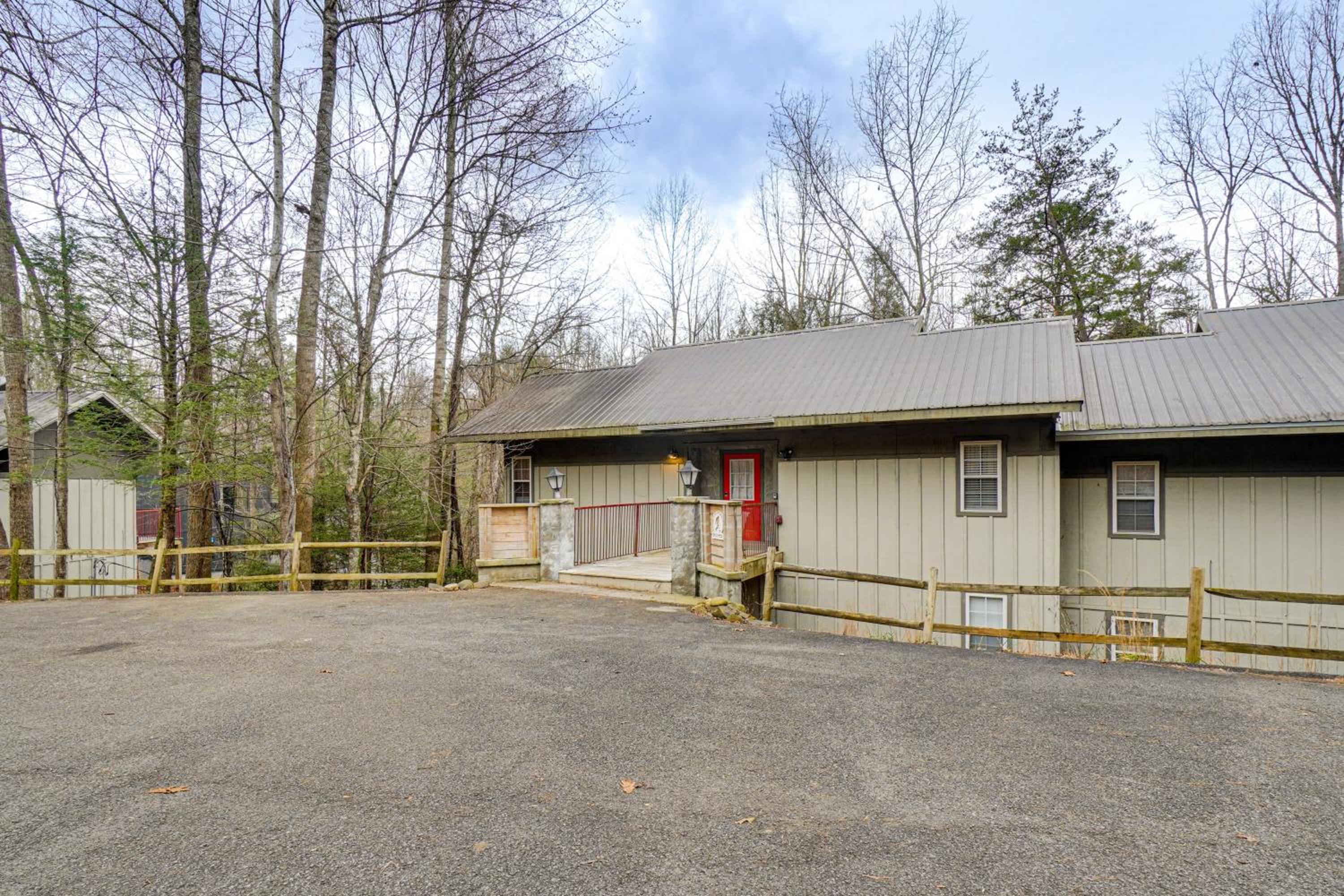 Prime Location! Peaceful Gatlinburg Stay with Deck