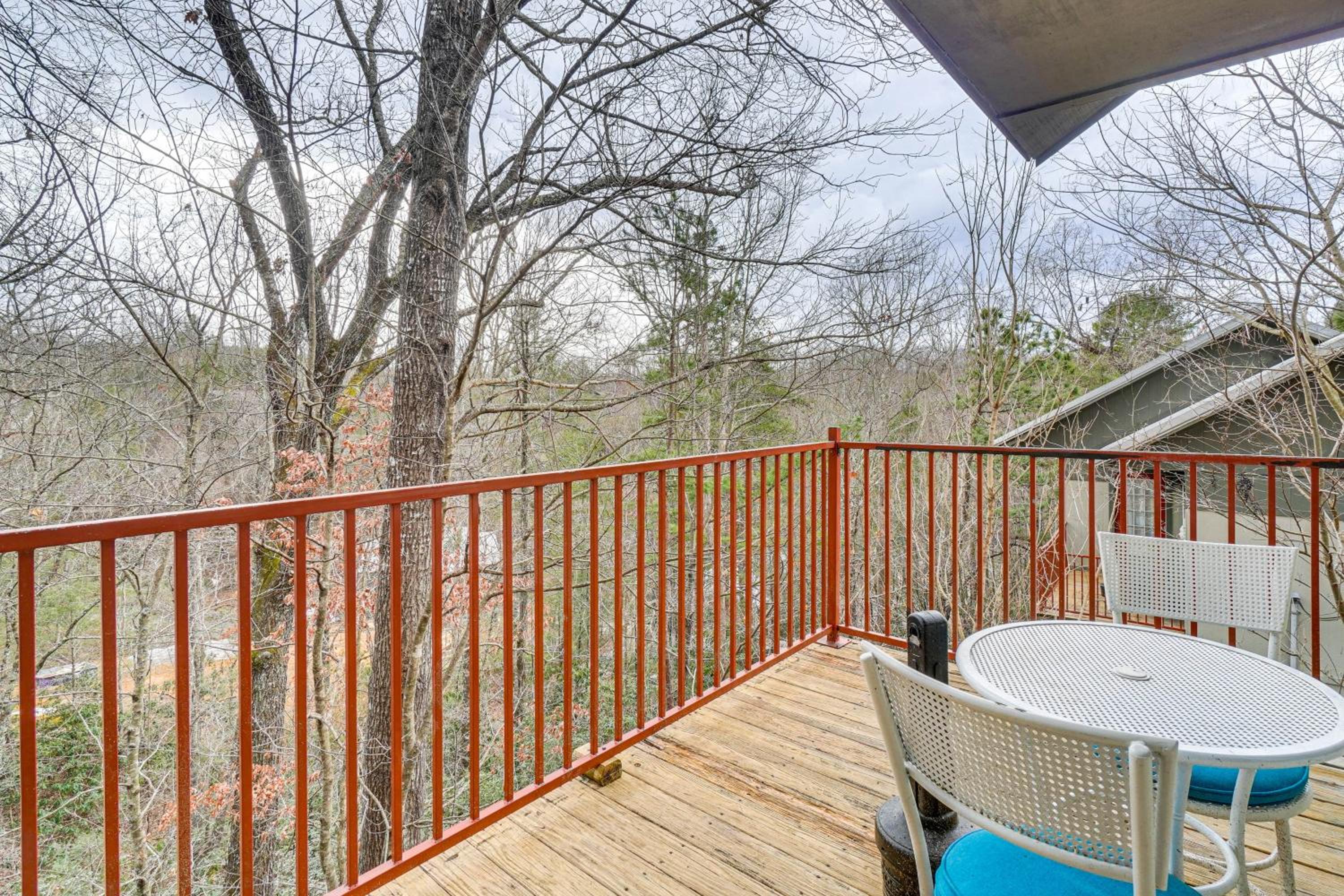 Walk to Galleries Gatlinburg Stay with Mtn Views
