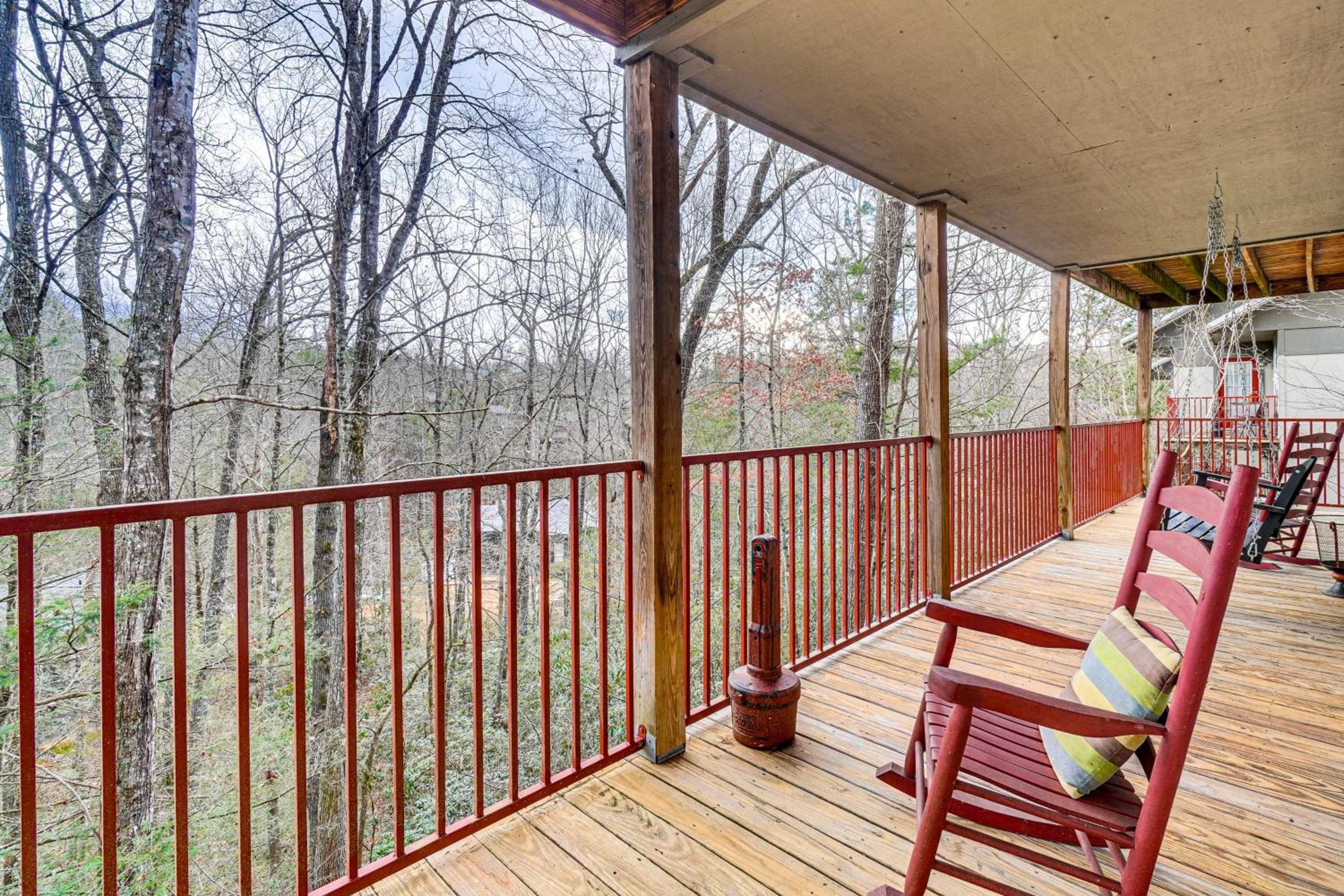 Walk to Galleries Gatlinburg Stay with Mtn Views