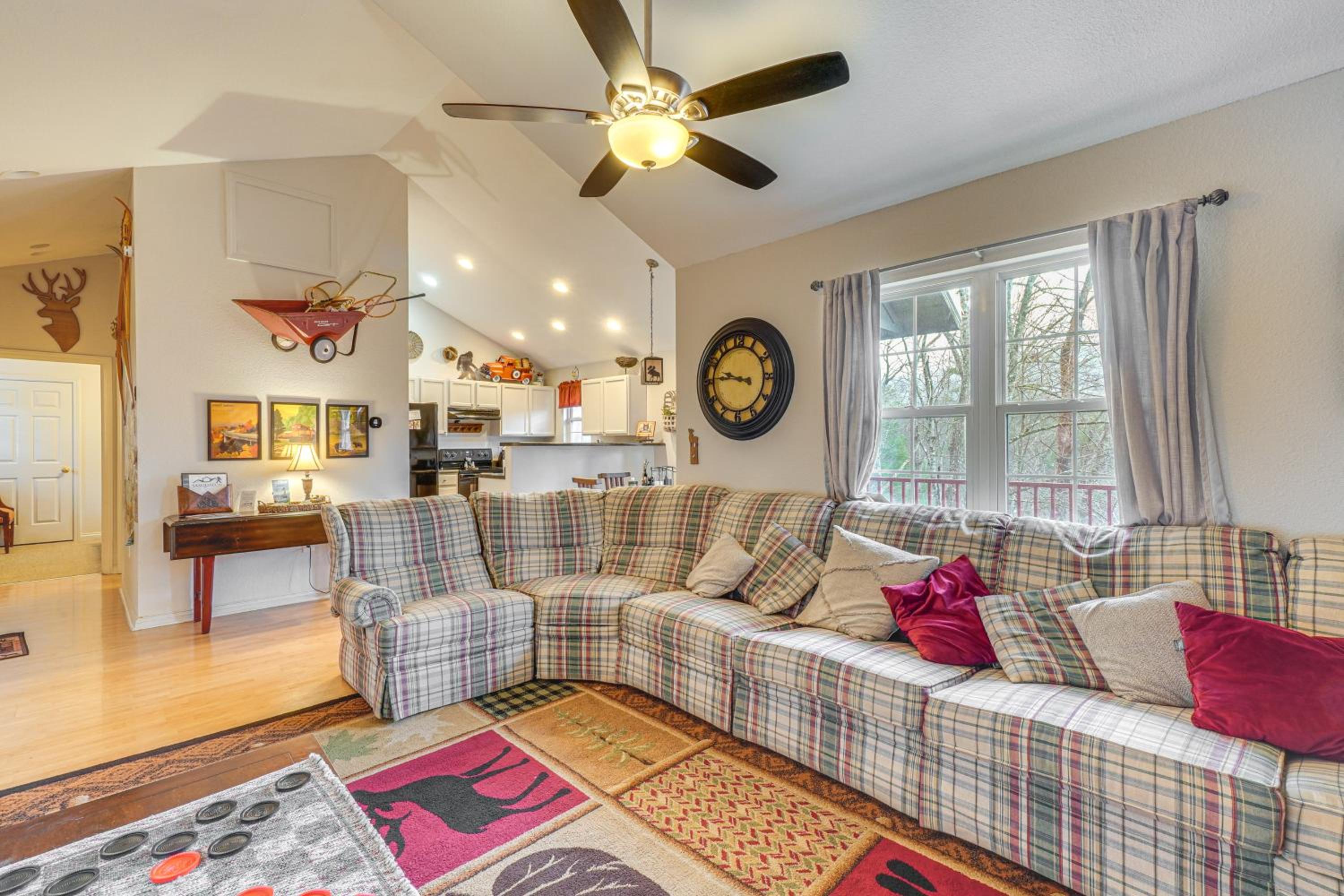 Walk to Galleries Gatlinburg Stay with Mtn Views