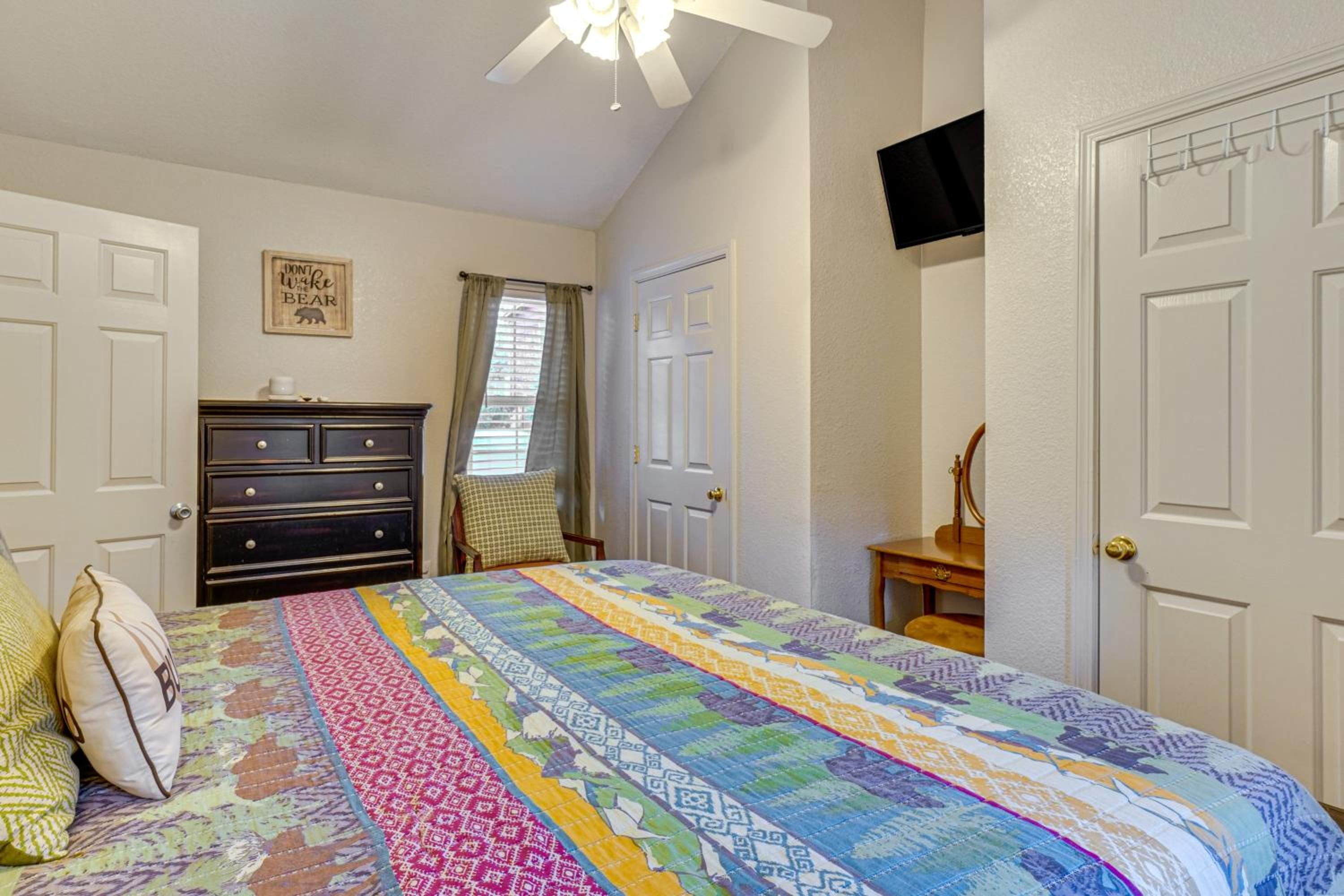 Walk to Galleries Gatlinburg Stay with Mtn Views