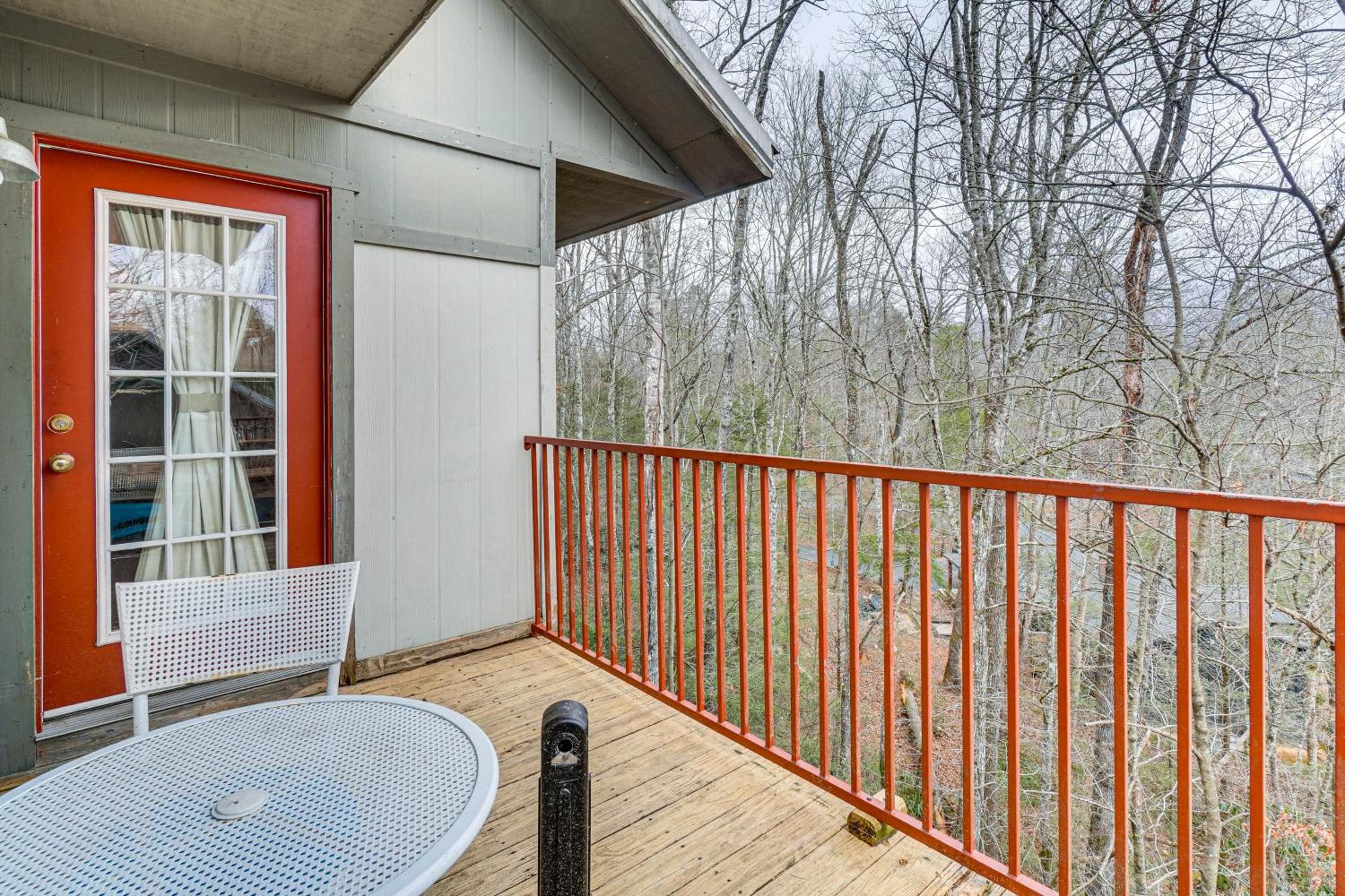 Walk to Galleries Gatlinburg Stay with Mtn Views