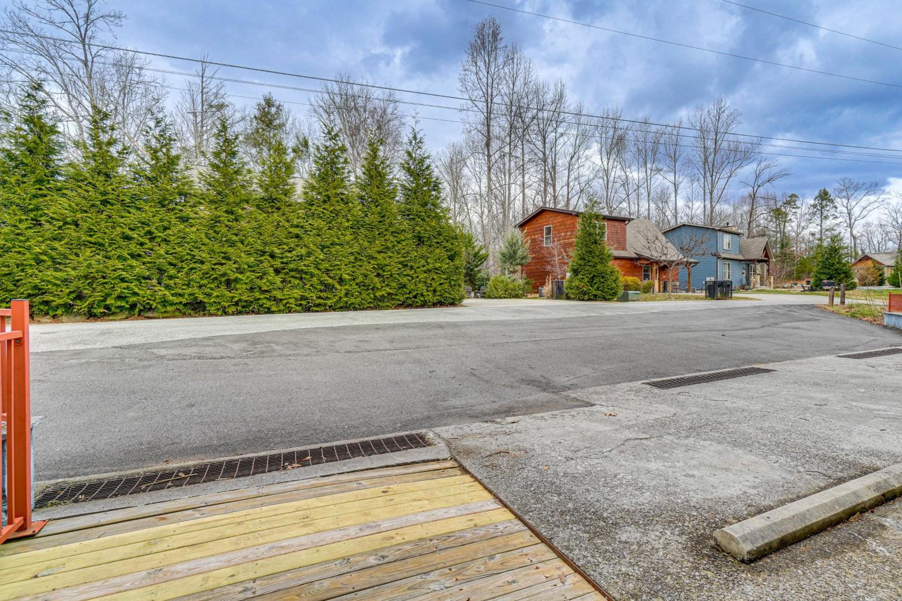 Walk to Galleries Gatlinburg Stay with Mtn Views