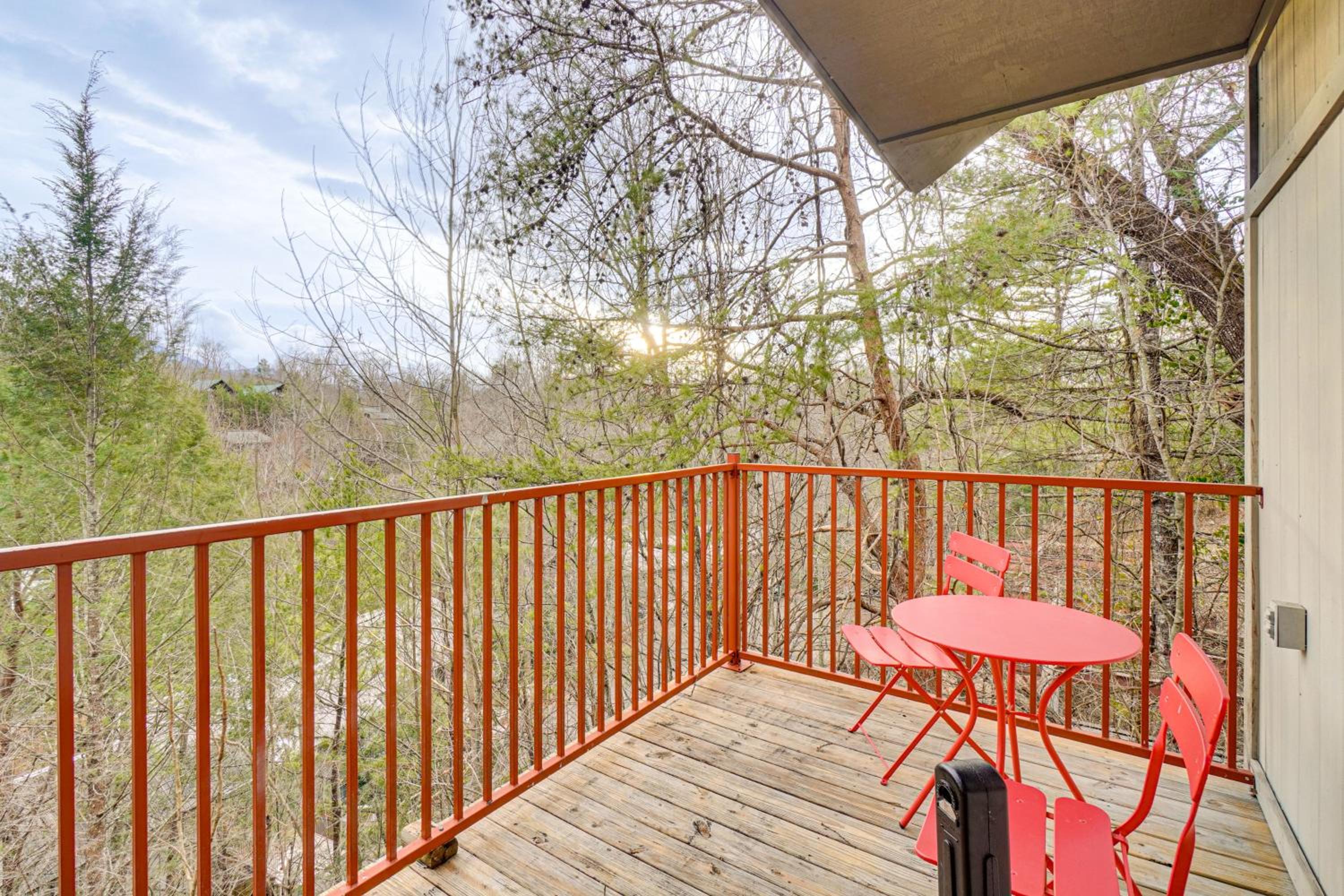 Smokies-View Escape in the Arts and Crafts Community