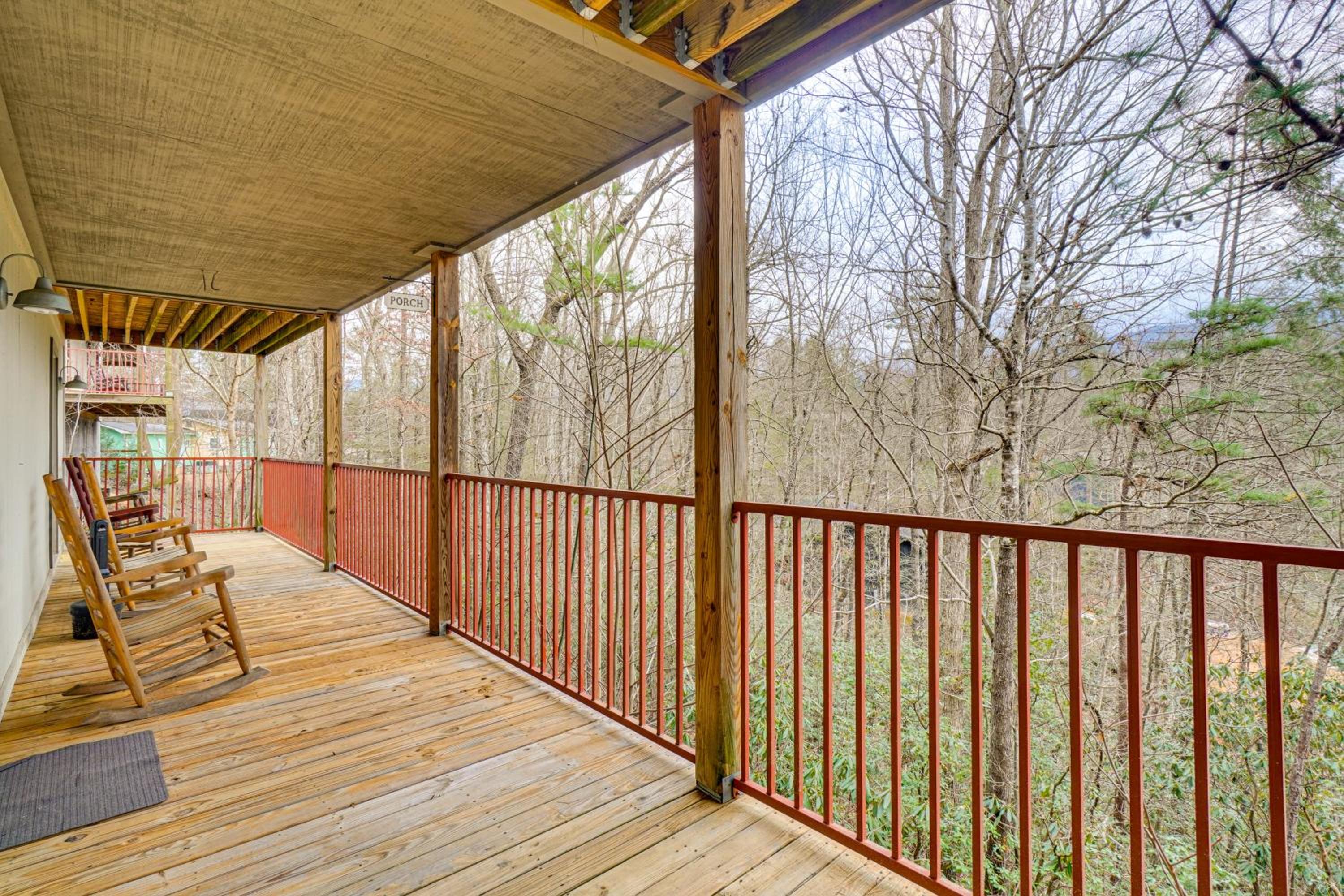 6 Mi to Great Smoky Mtn Natl Park! Home with Views