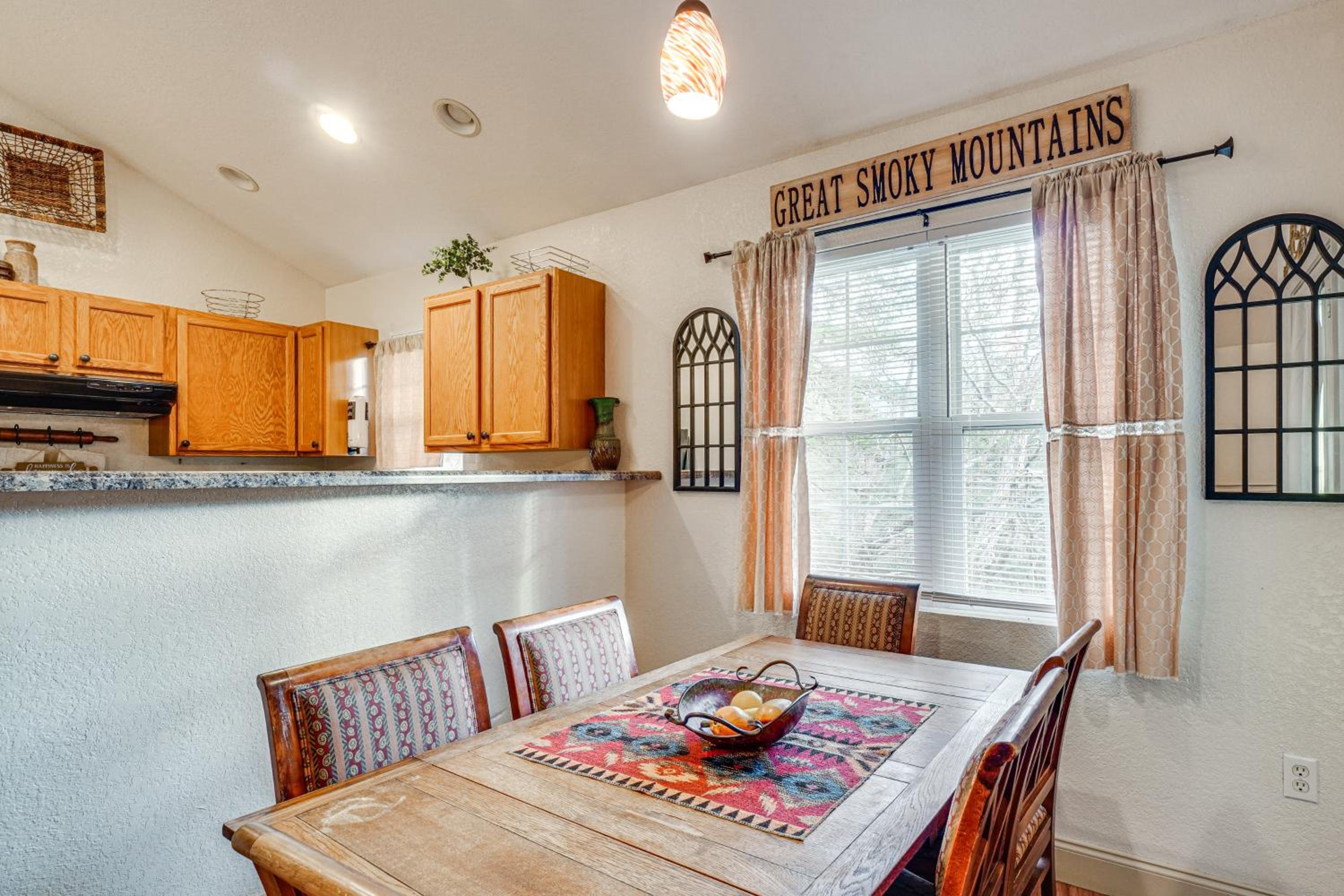 Smokies-View Escape in the Arts and Crafts Community