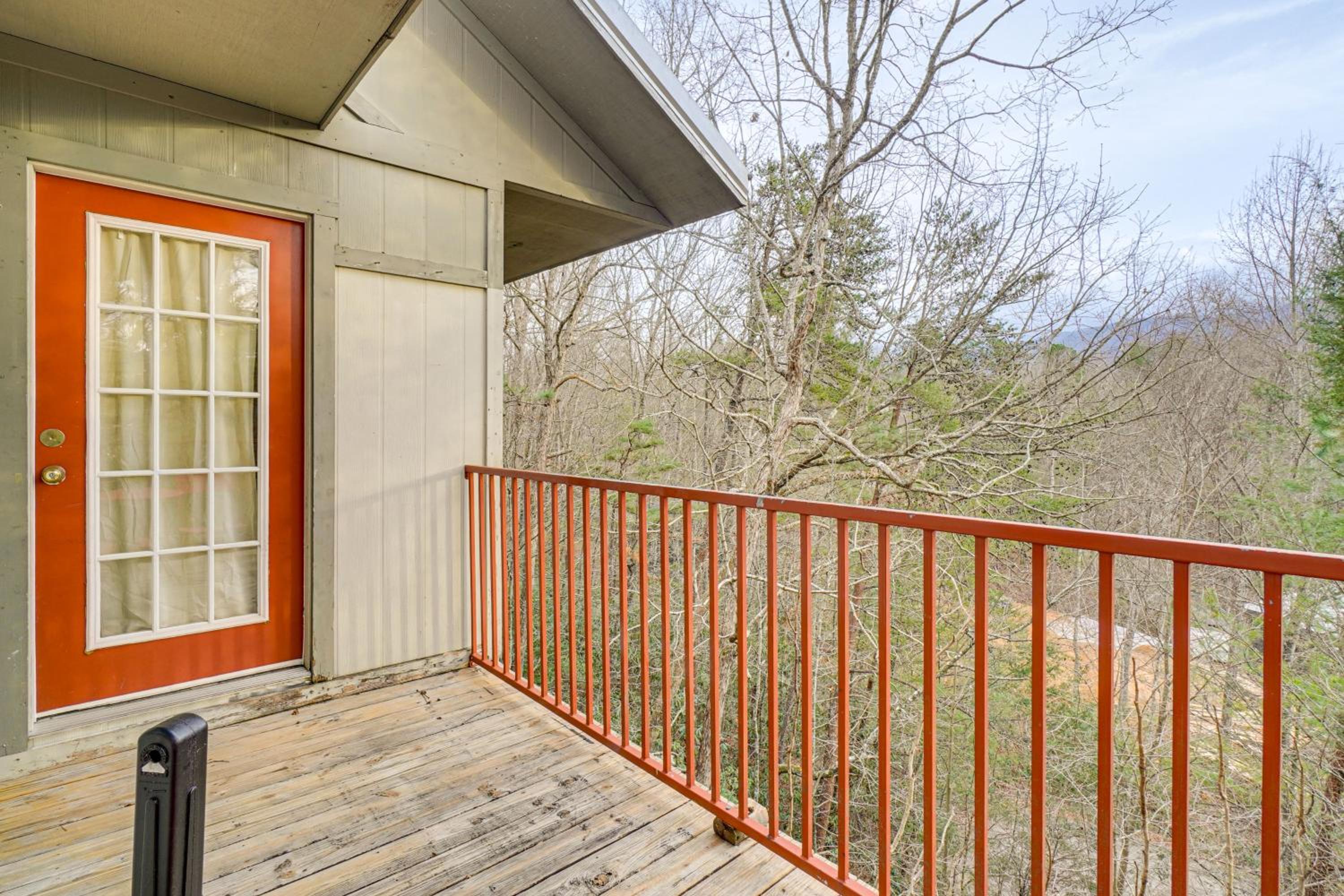 Smokies-View Escape in the Arts and Crafts Community