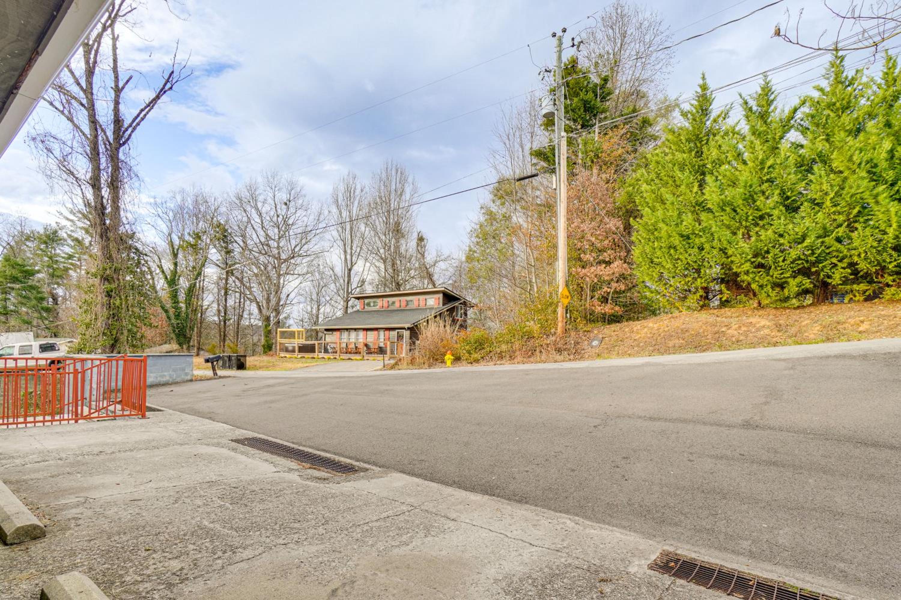 6 Mi to Great Smoky Mtn Natl Park! Home with Views
