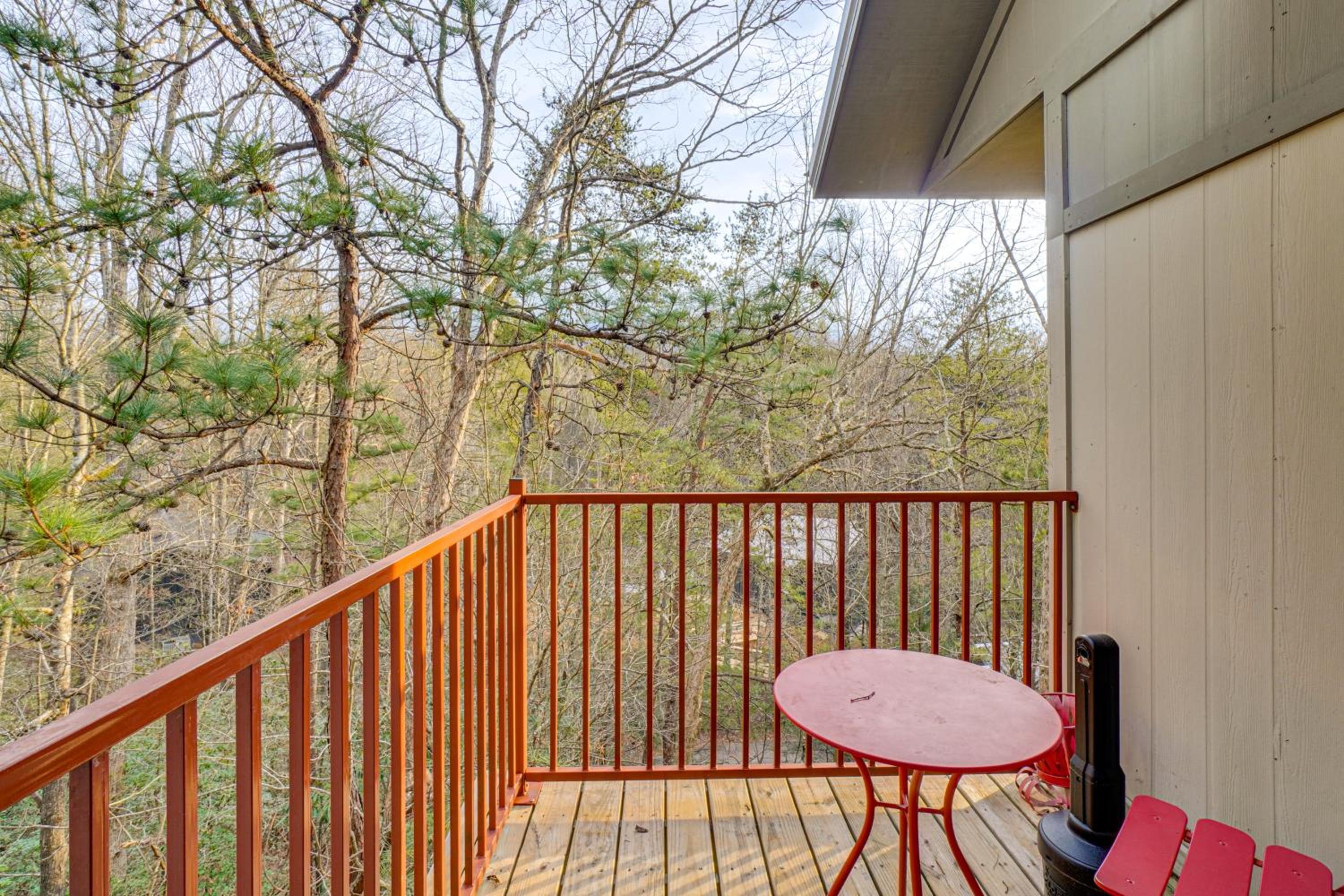 Smokies-View Escape in the Arts and Crafts Community