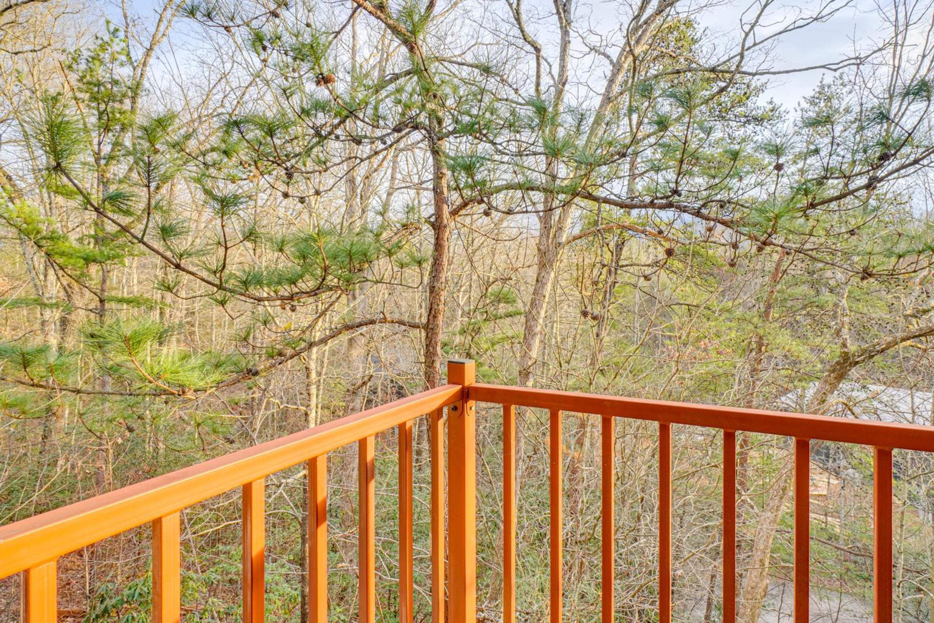 Smokies-View Escape in the Arts and Crafts Community