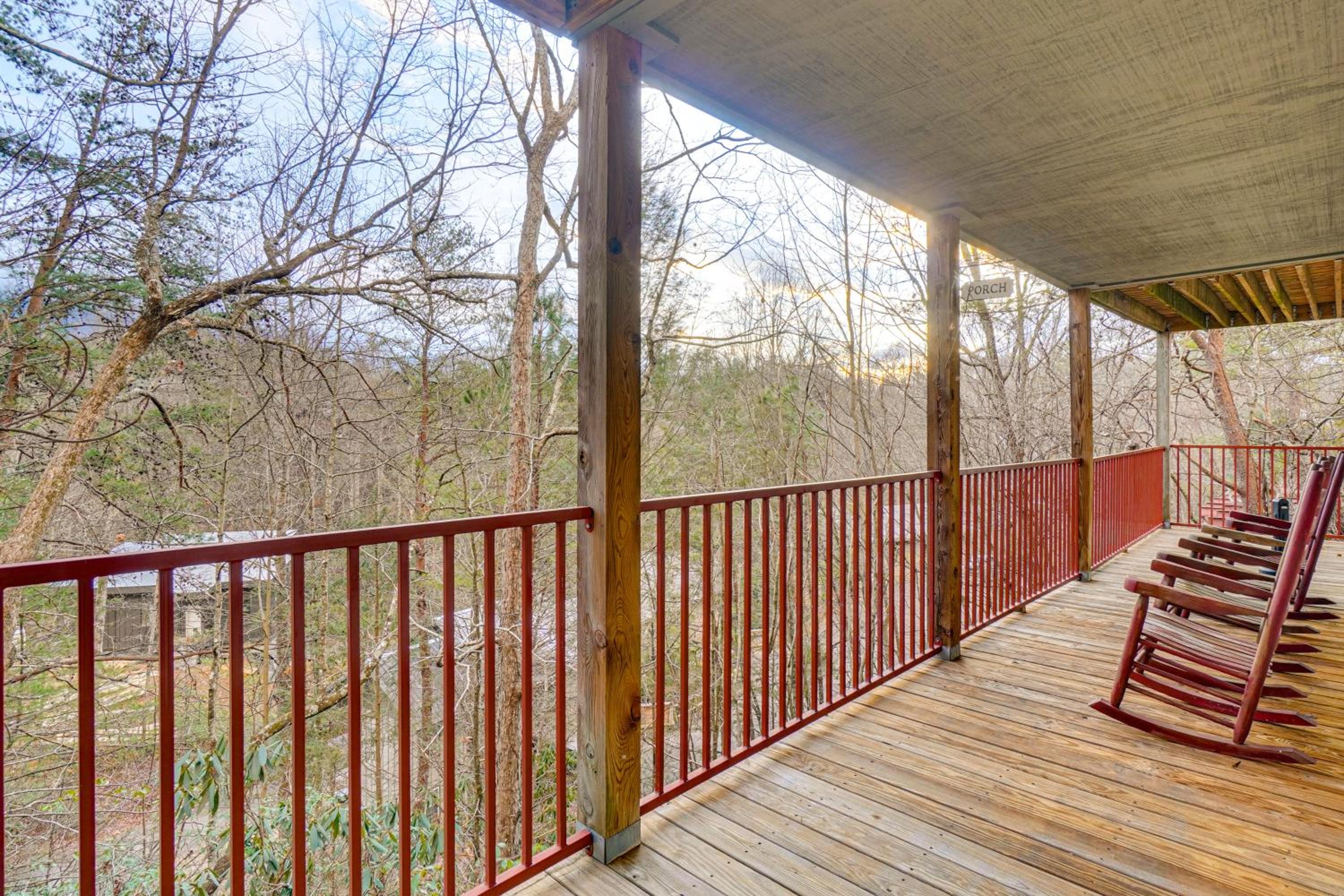 Smokies-View Escape in the Arts and Crafts Community