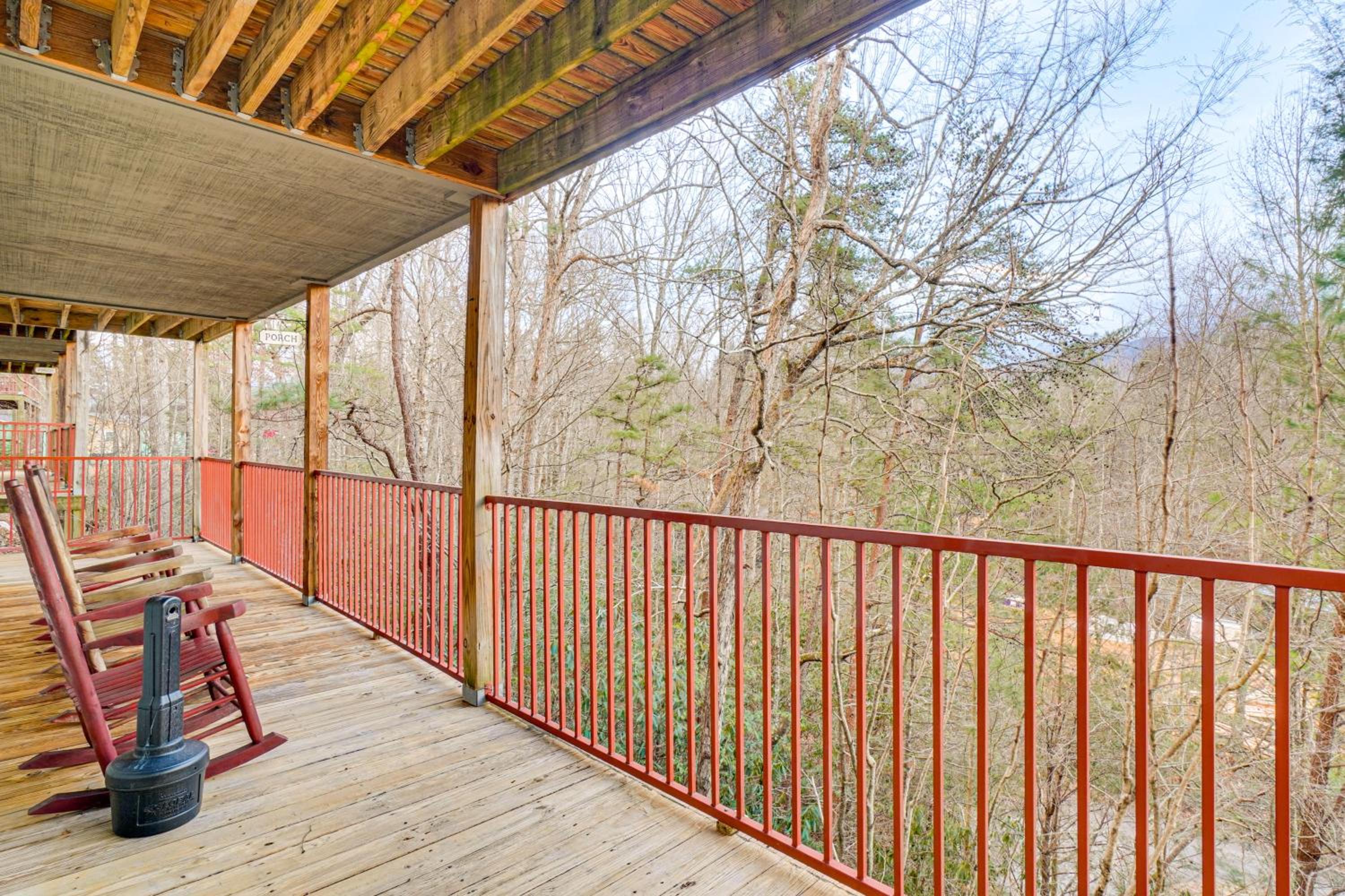 Smokies-View Escape in the Arts and Crafts Community