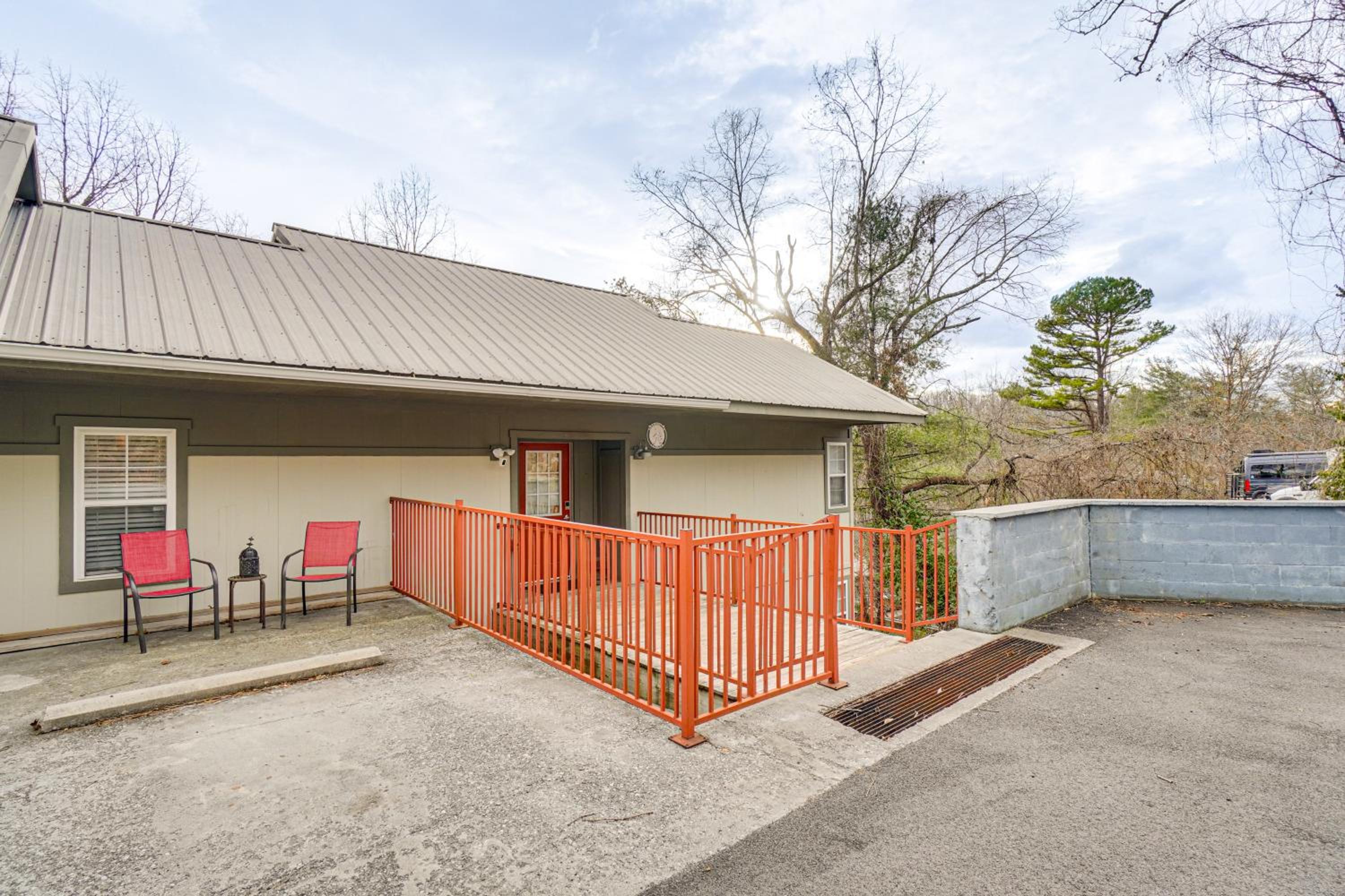 Smokies-View Escape in the Arts and Crafts Community