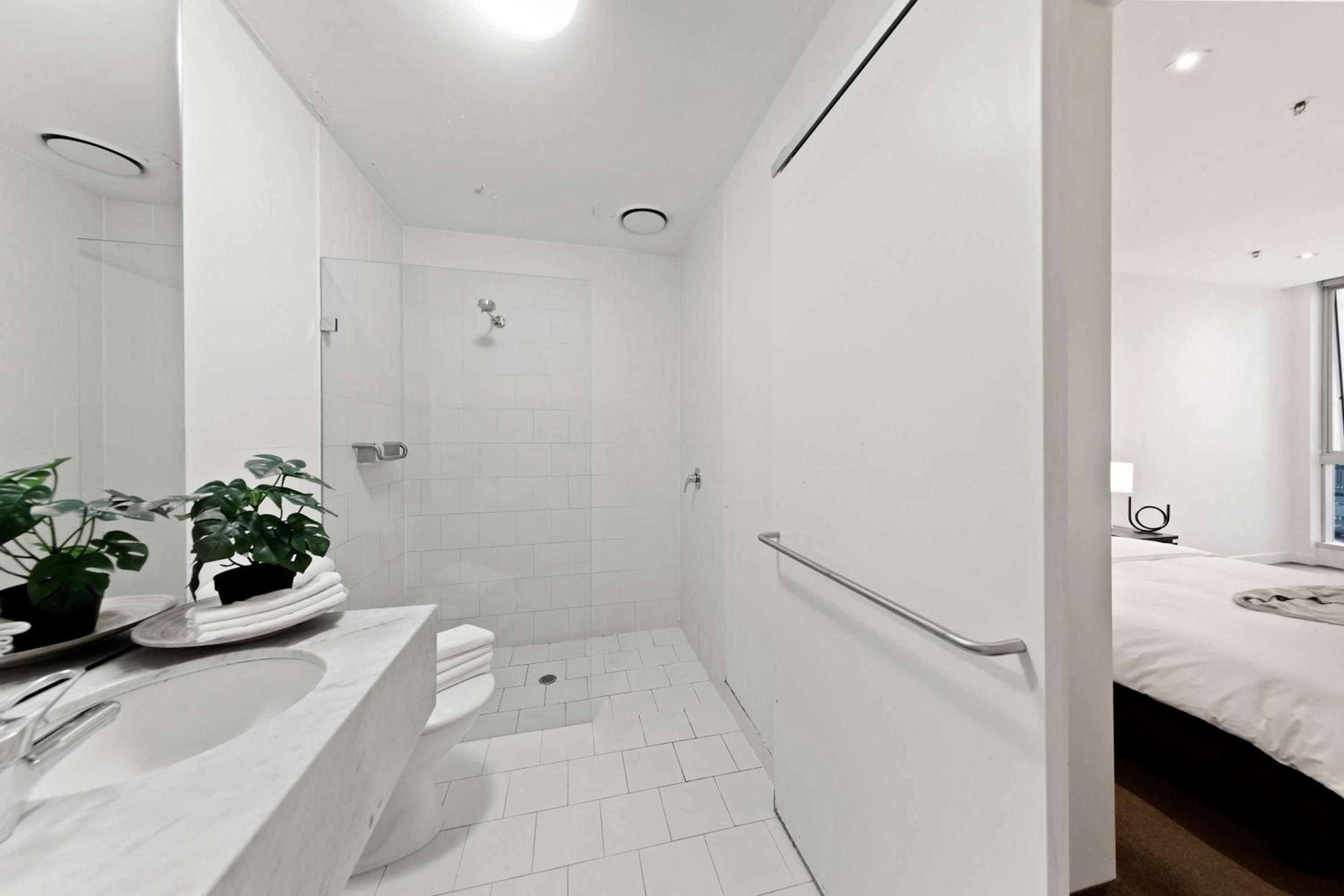 Stylish QV 2BR City Stay & Views
