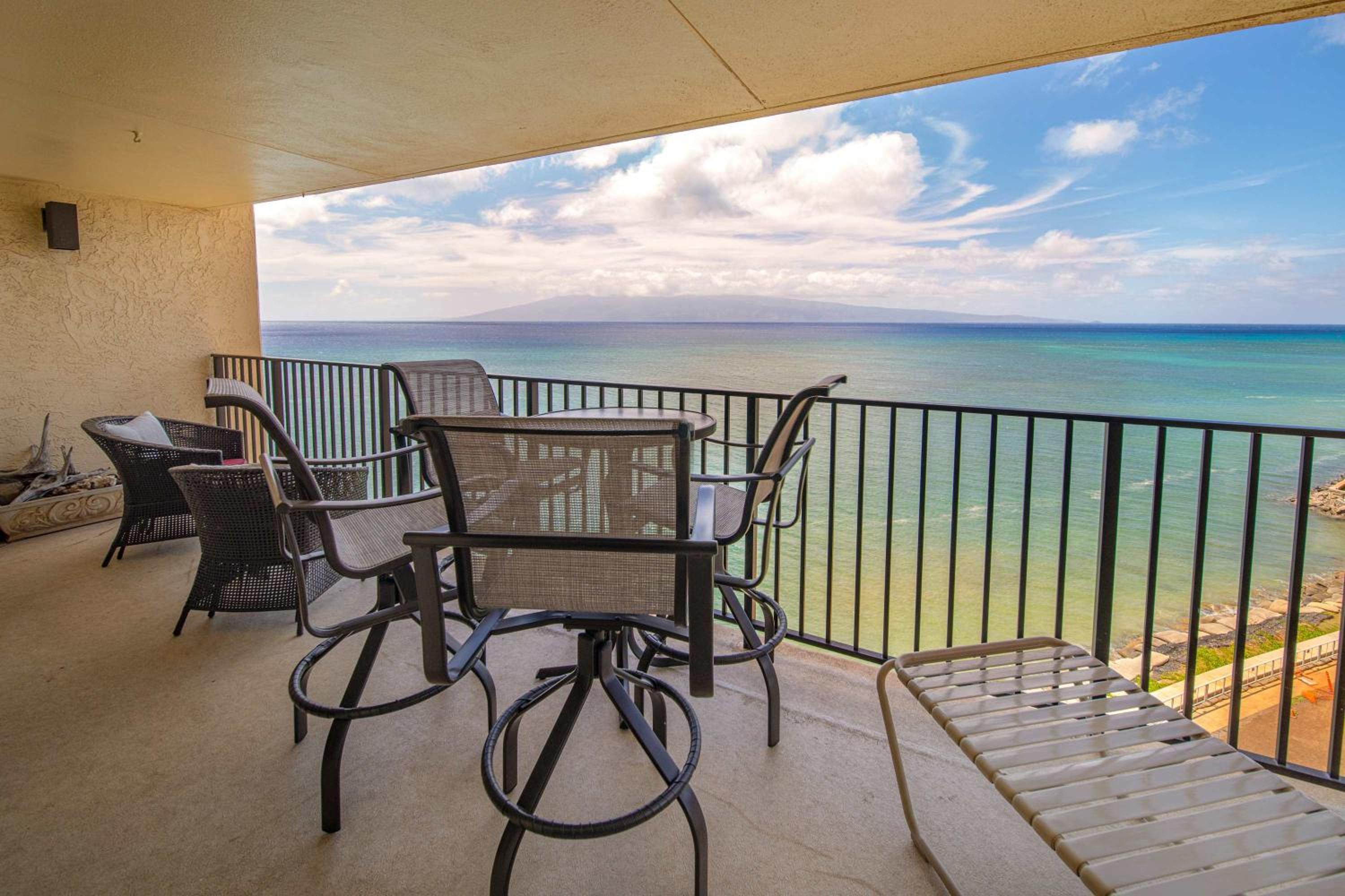 2 Kings Top Floor Oceanfront Big Lanai Views from the Top