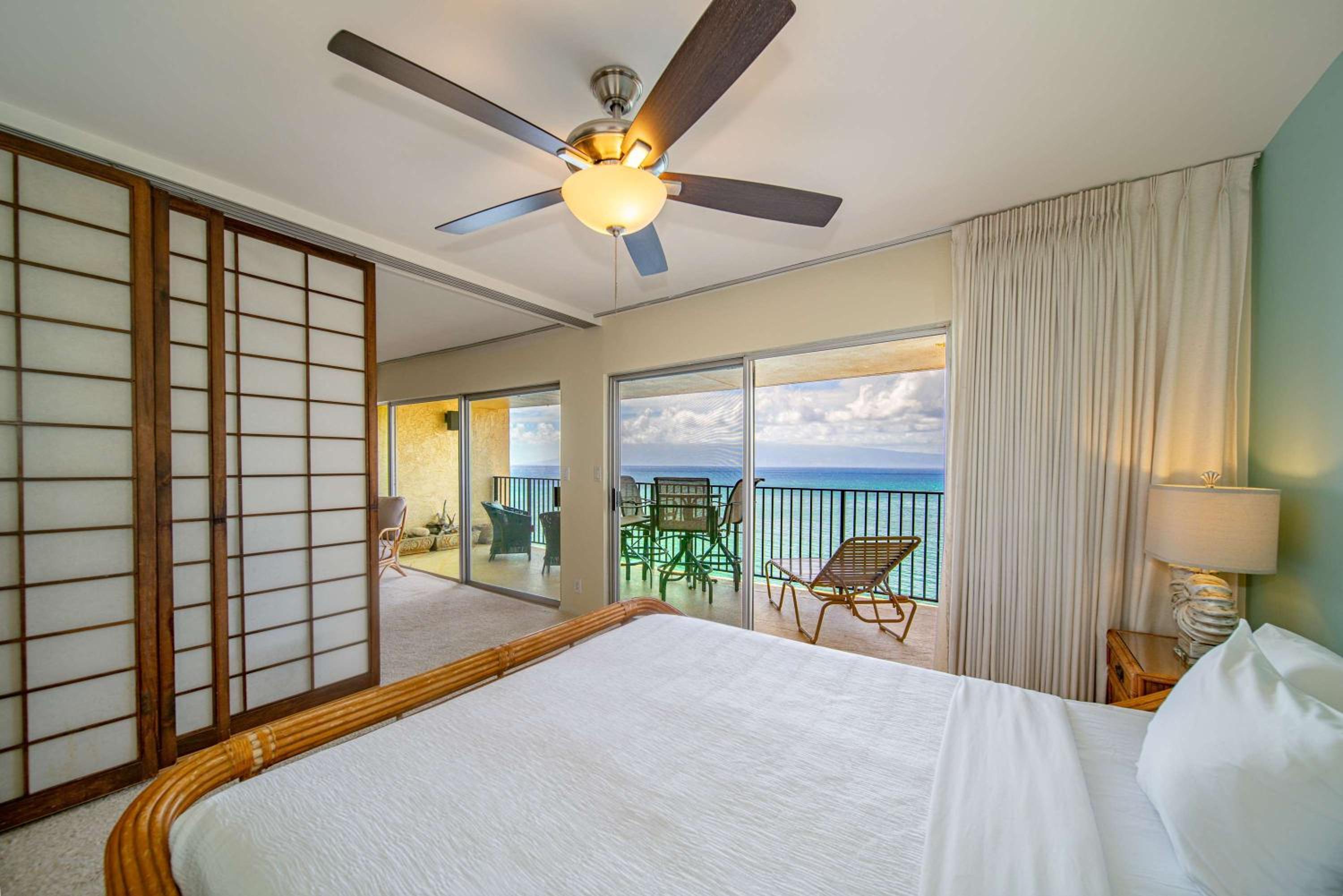2 Kings Top Floor Oceanfront Big Lanai Views from the Top
