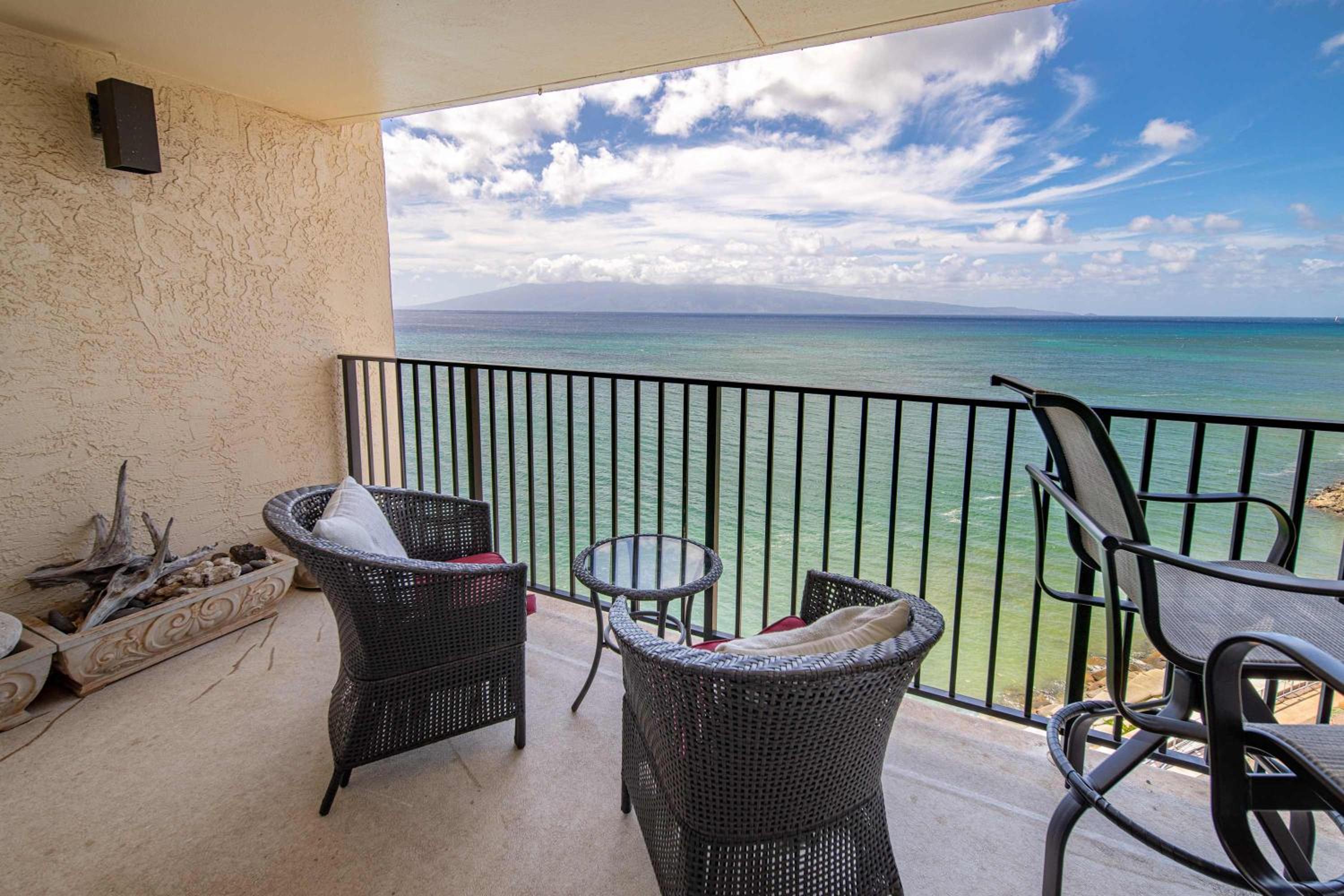 2 Kings Top Floor Oceanfront Big Lanai Views from the Top