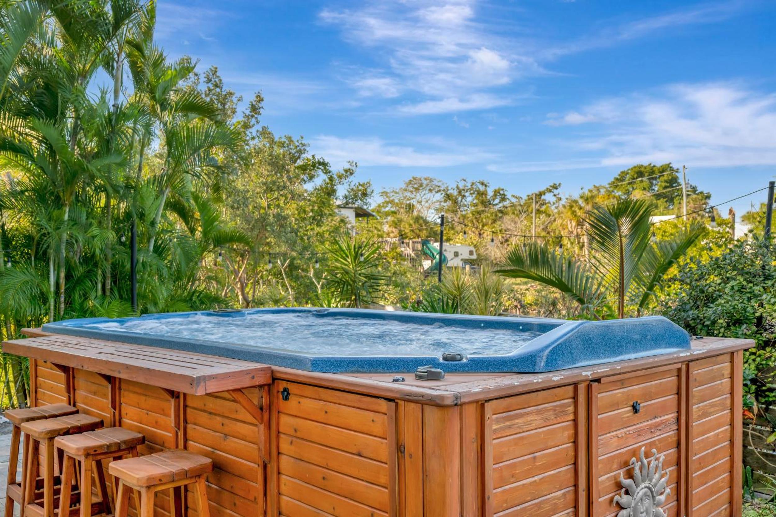 Hot Tub Sleeps 10 Park Your Boat & Trailer