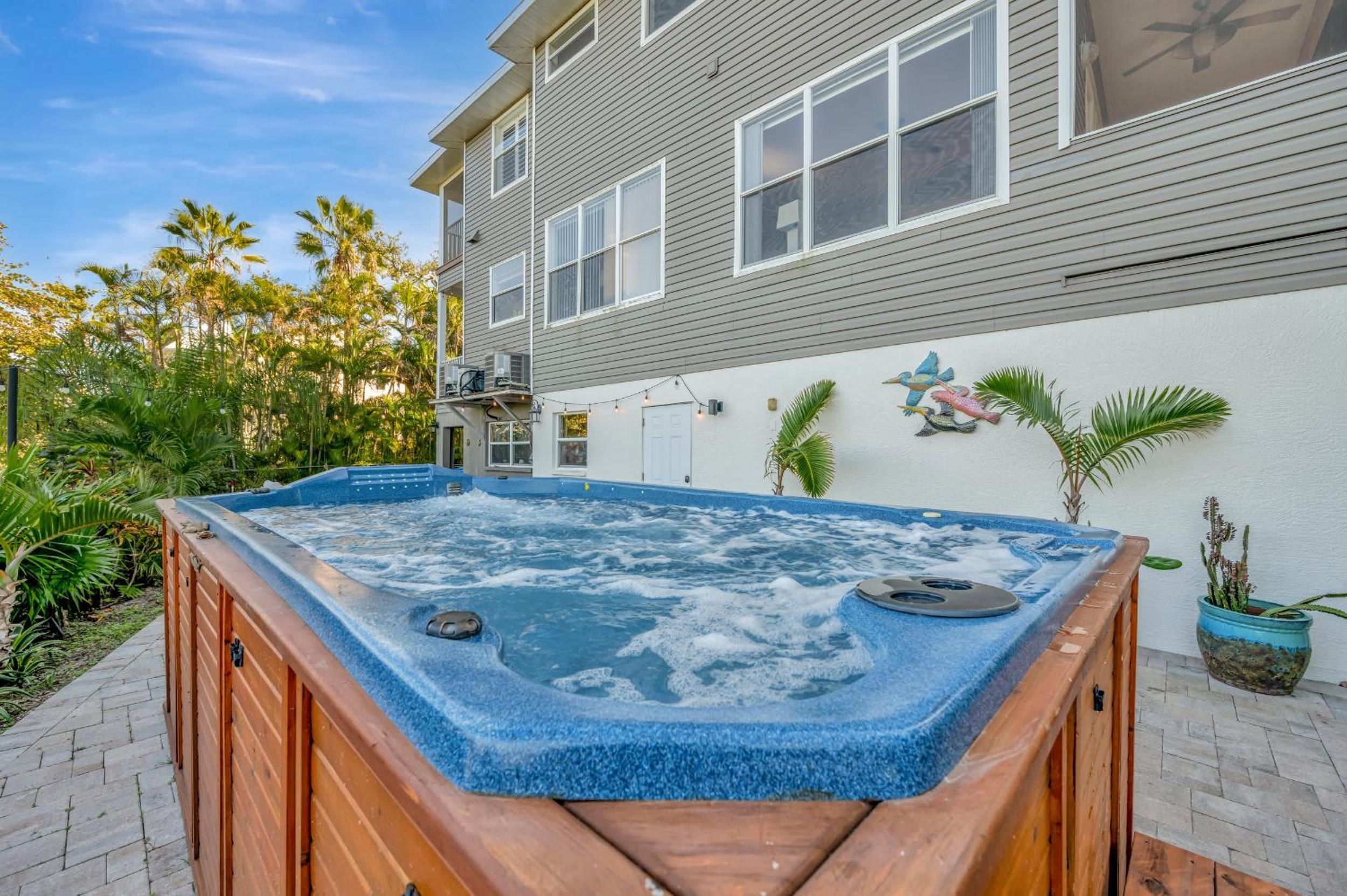 Hot Tub Sleeps 10 Park Your Boat & Trailer