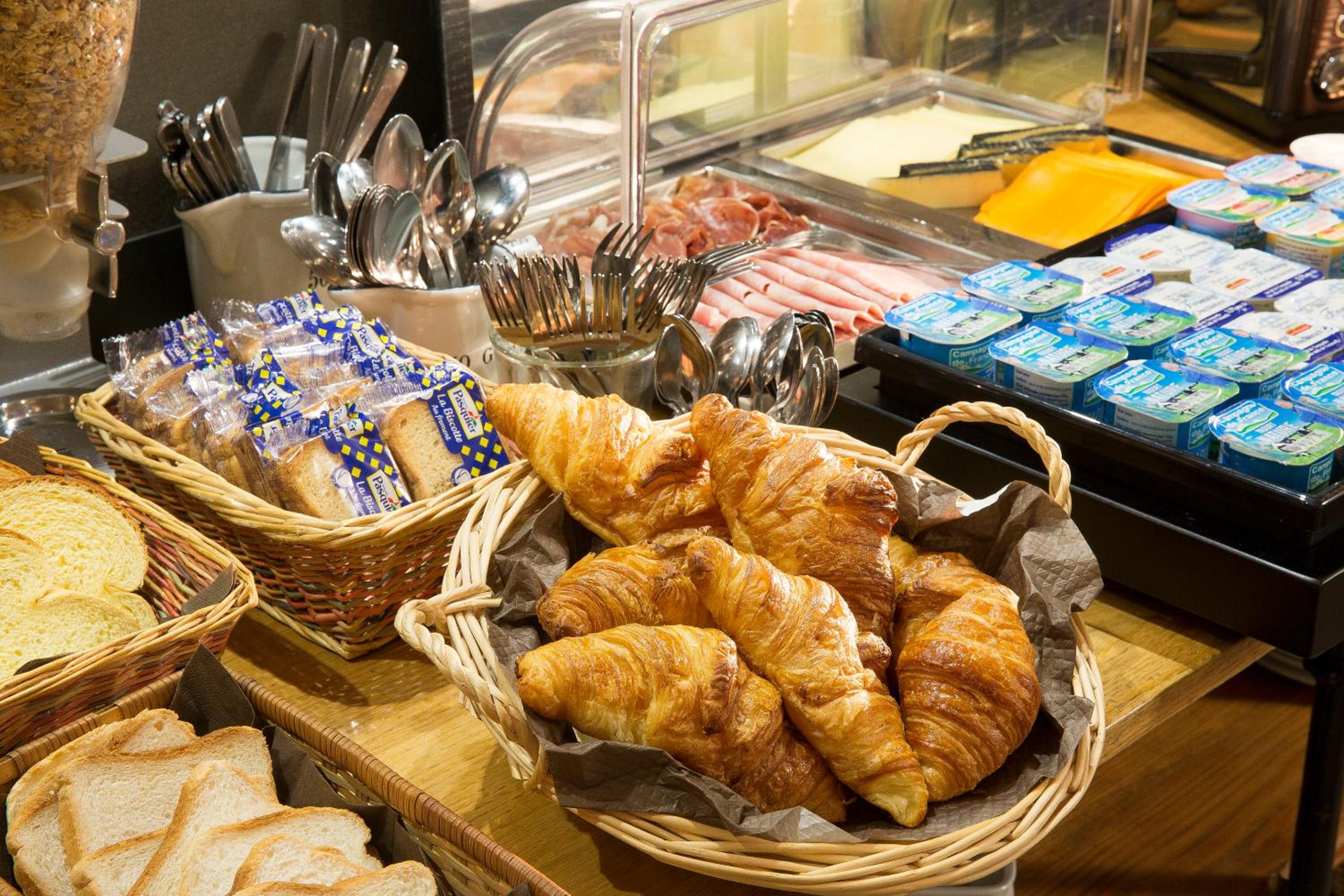 Levallois-Perret Vacations - Hotel Espace Champerret - Property Image 8