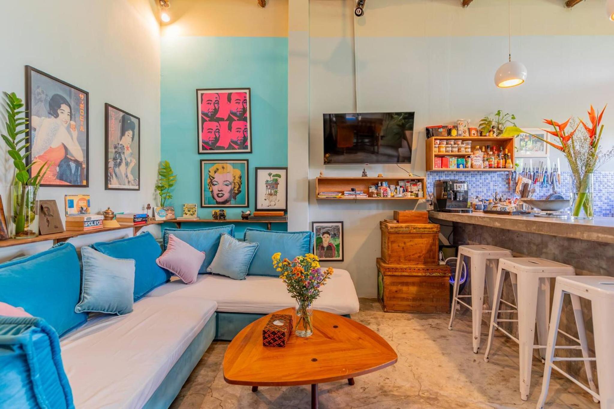 Sarai Room a Cozy Urban Hideaway with Green Balcony