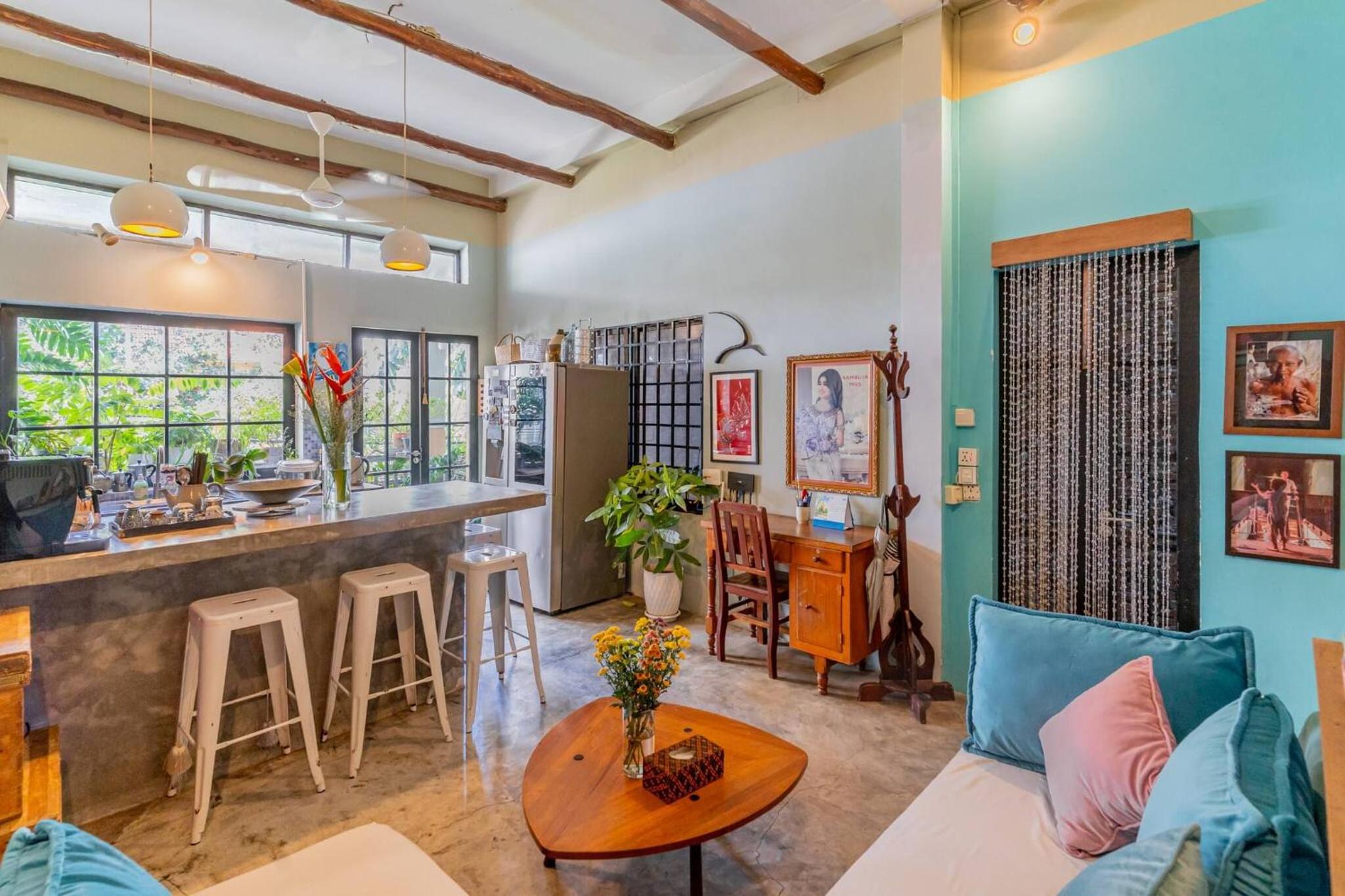 Sarai Room a Cozy Urban Hideaway with Green Balcony