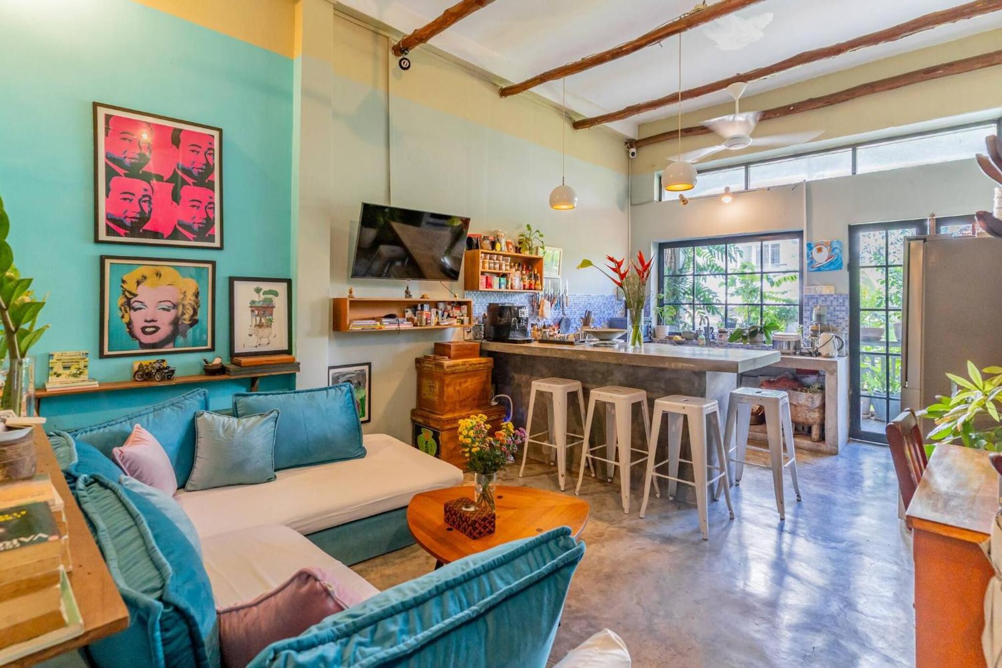 Sarai Room a Cozy Urban Hideaway with Green Balcony