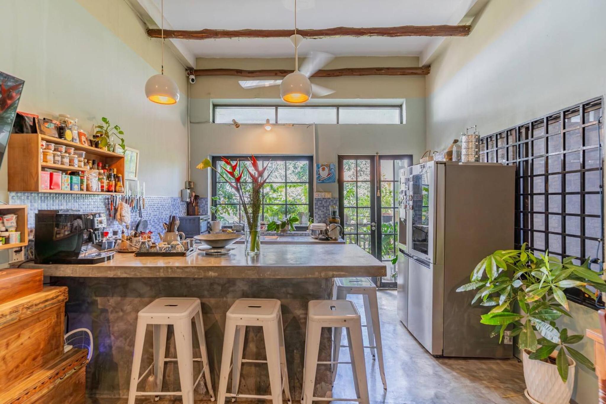 Sarai Room a Cozy Urban Hideaway with Green Balcony