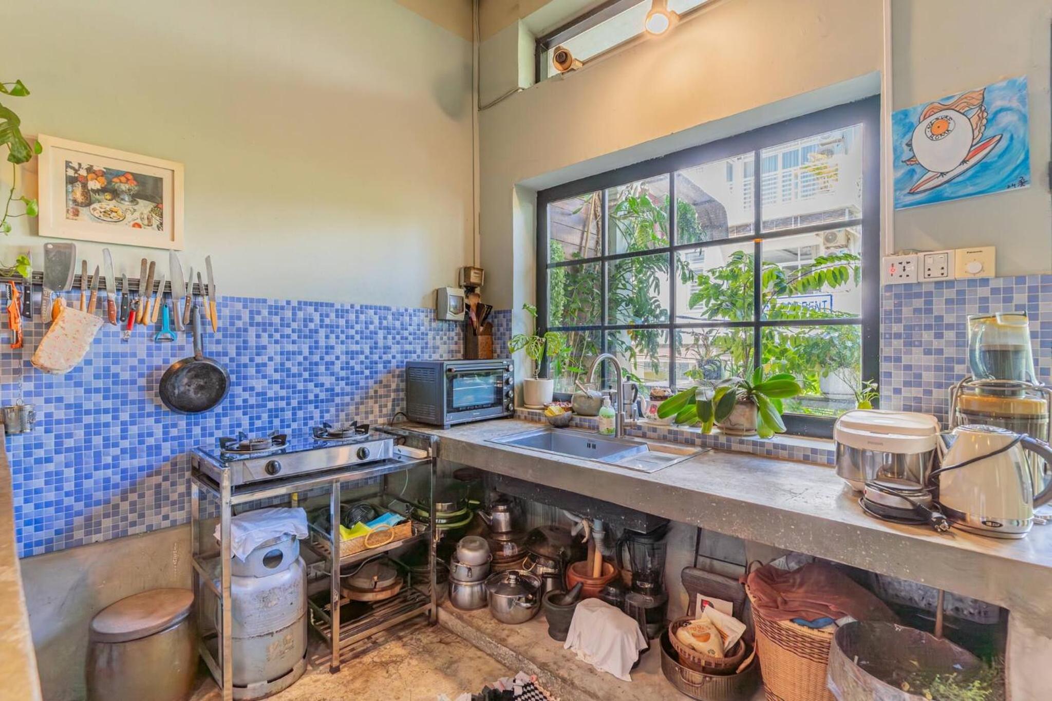 Sarai Room a Cozy Urban Hideaway with Green Balcony