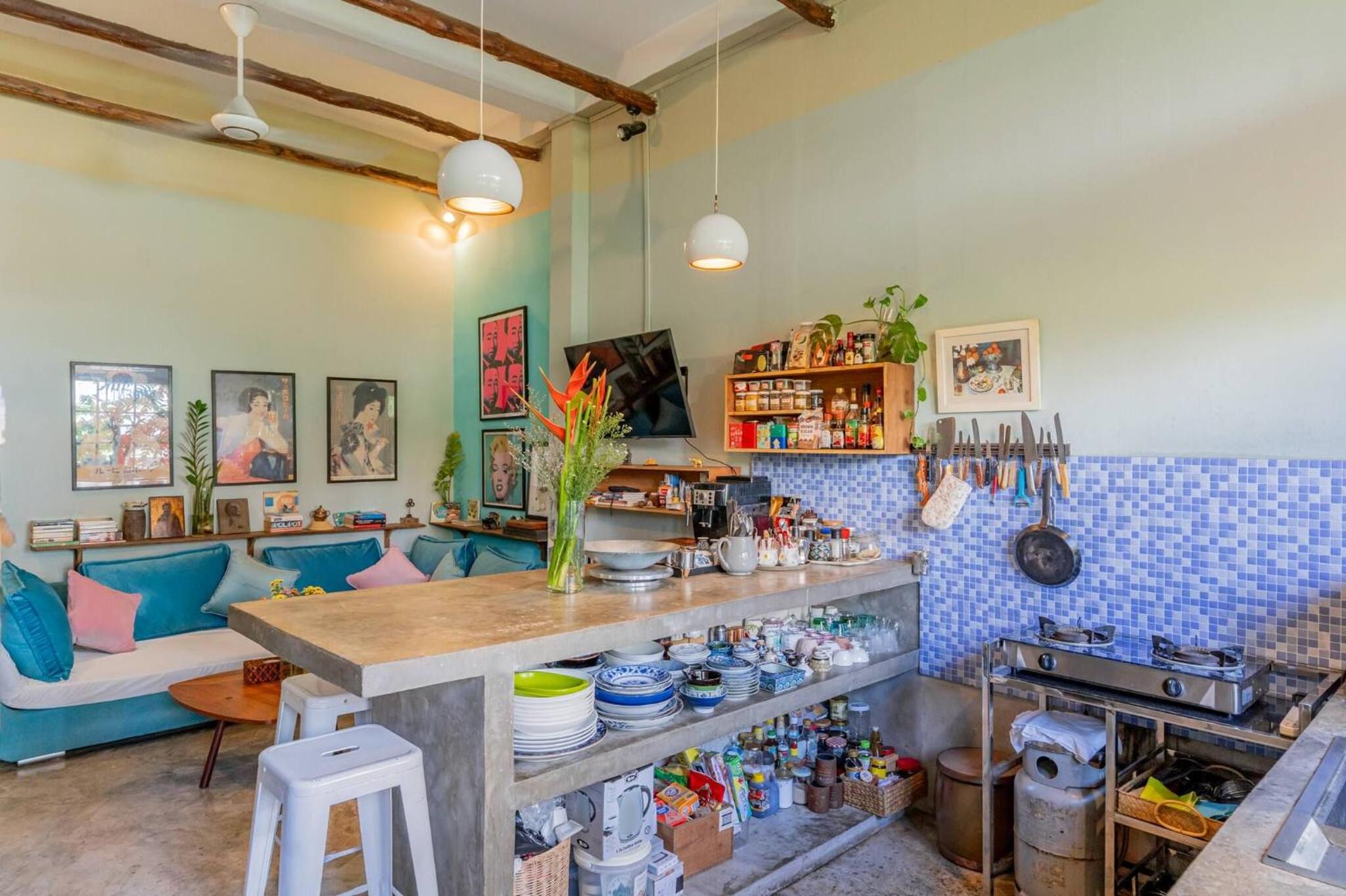 Sarai Room a Cozy Urban Hideaway with Green Balcony