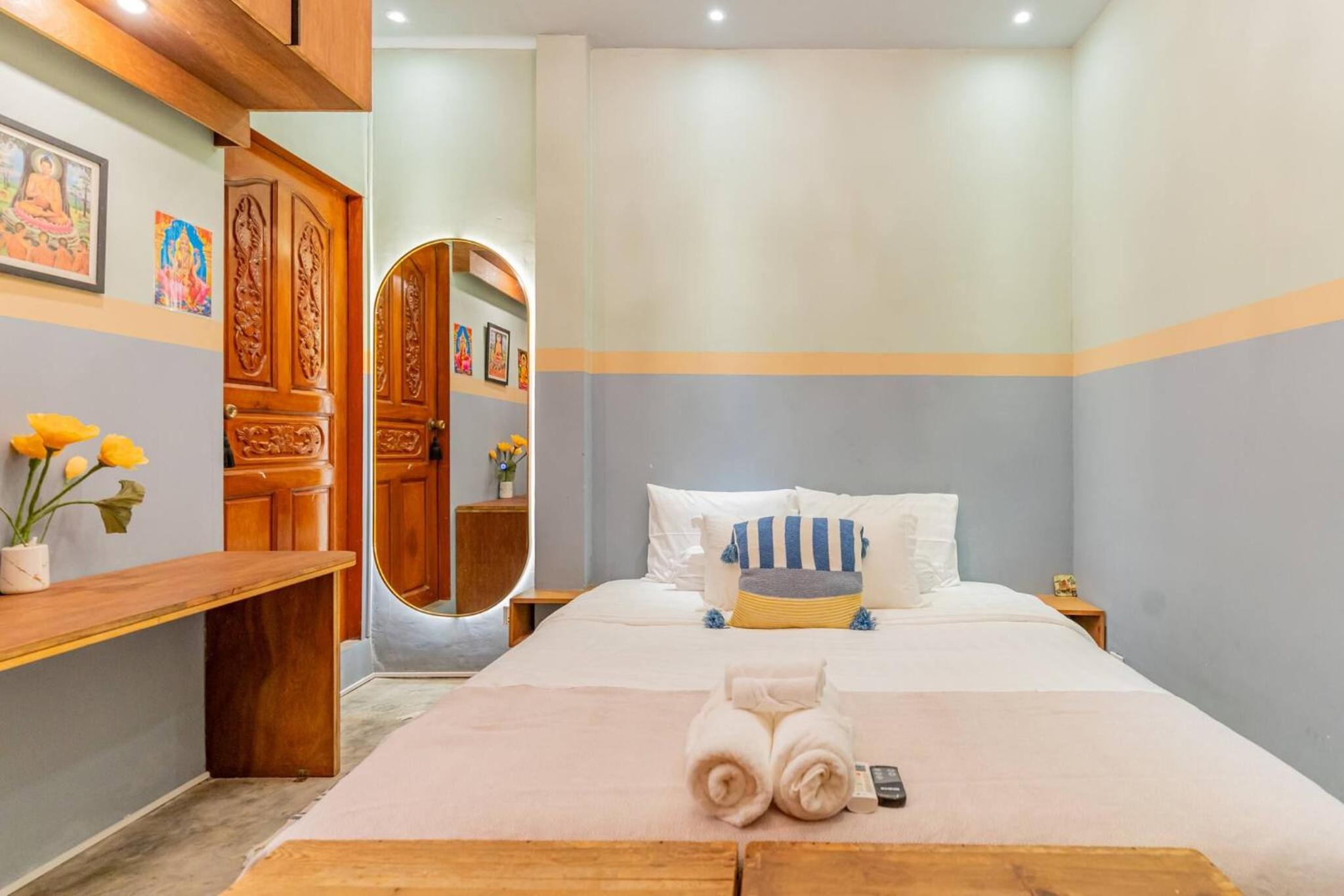 Sarai Room a Cozy Urban Hideaway with Green Balcony