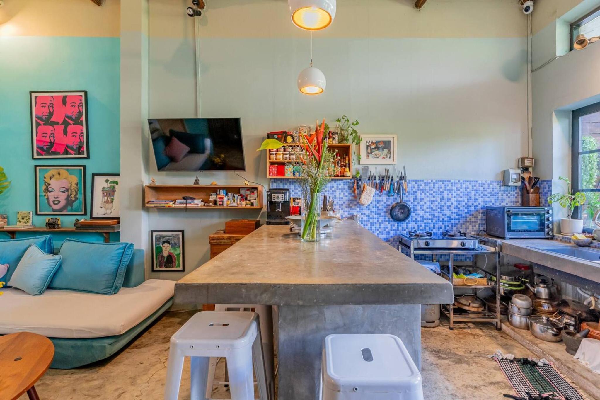 Sarai Room a Cozy Urban Hideaway with Green Balcony