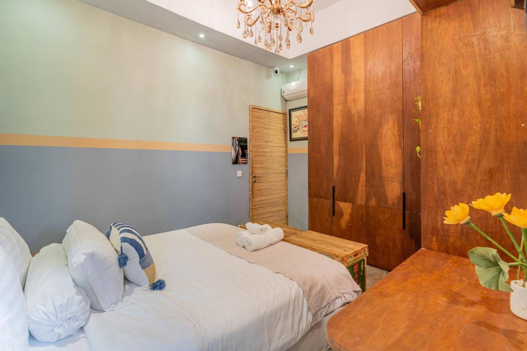Sarai Room a Cozy Urban Hideaway with Green Balcony