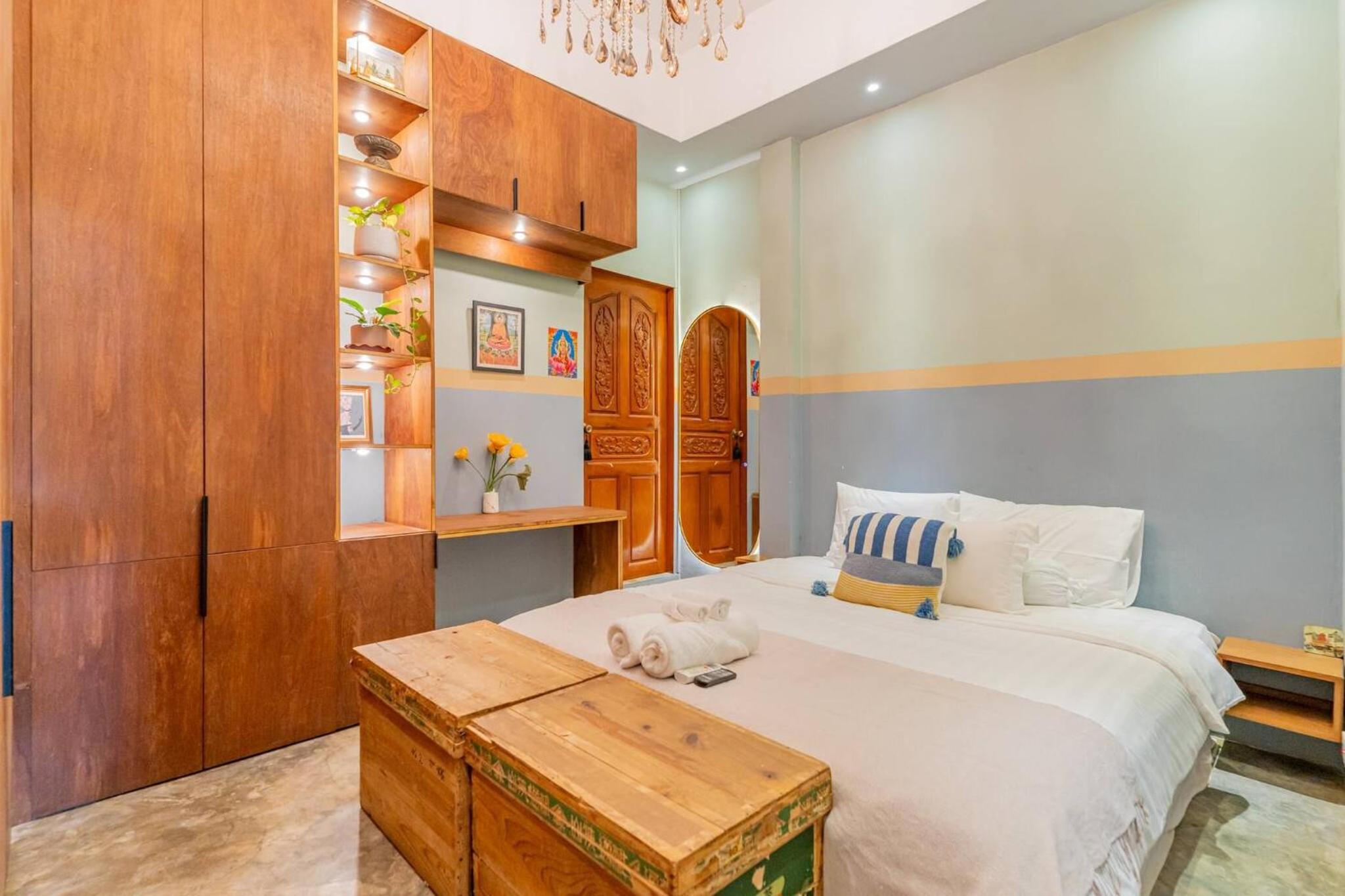 Sarai Room a Cozy Urban Hideaway with Green Balcony