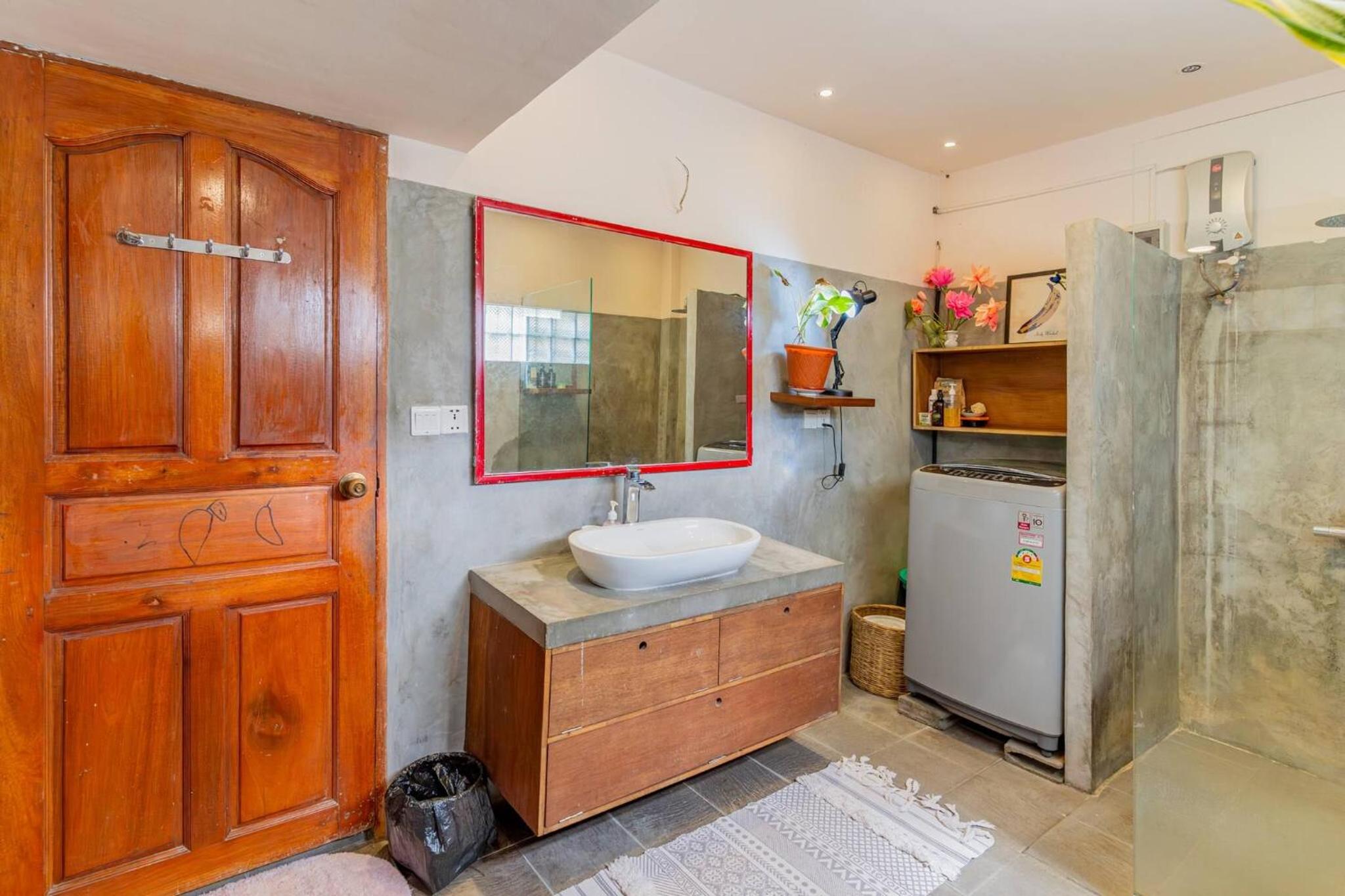 Sarai Room a Cozy Urban Hideaway with Green Balcony