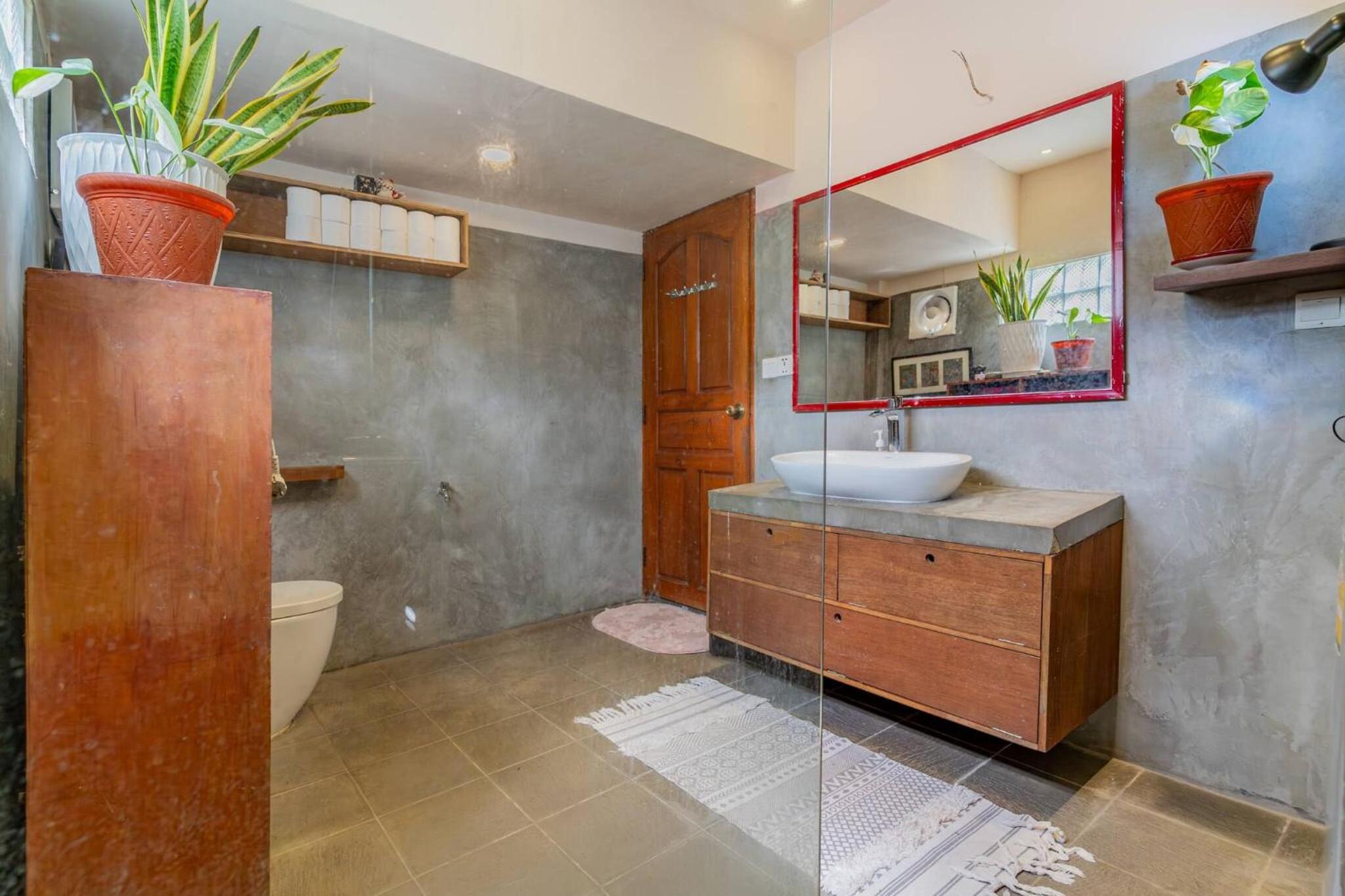 Sarai Room a Cozy Urban Hideaway with Green Balcony