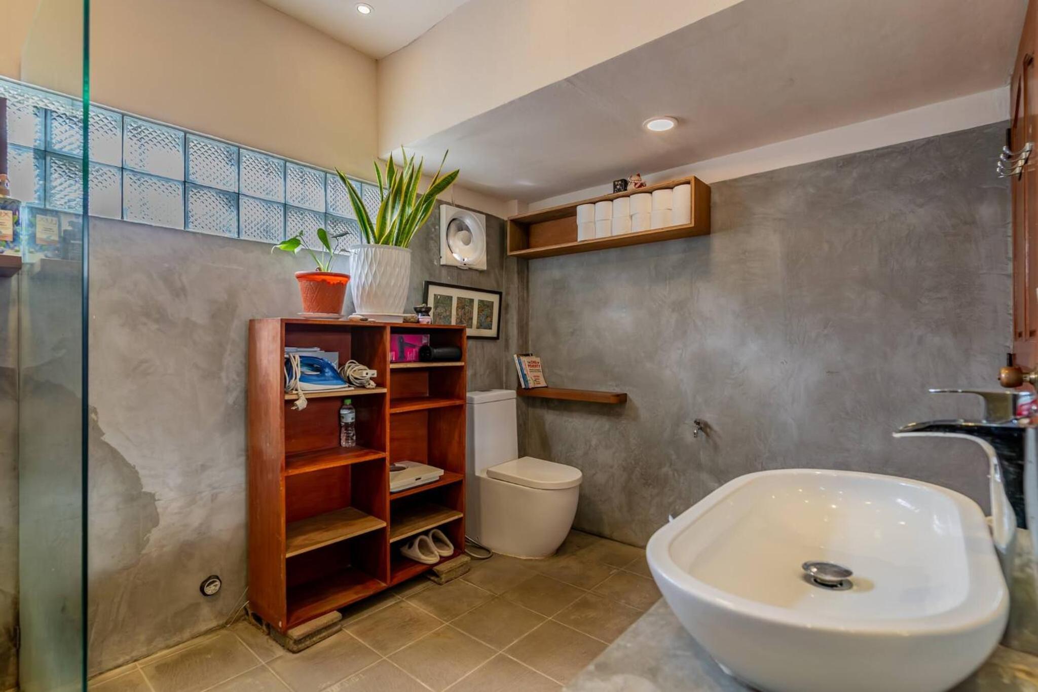 Sarai Room a Cozy Urban Hideaway with Green Balcony
