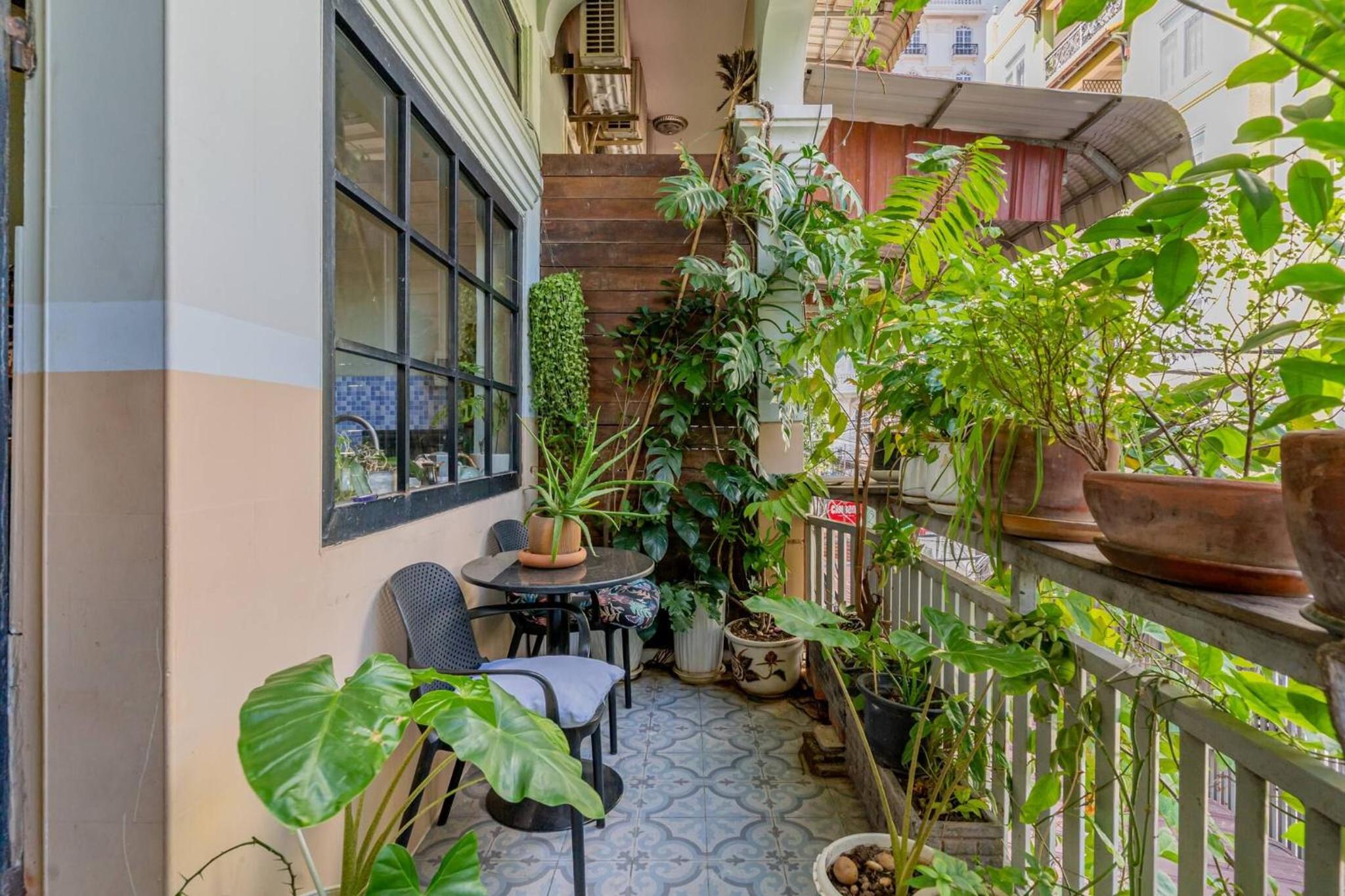 Sarai Room a Cozy Urban Hideaway with Green Balcony