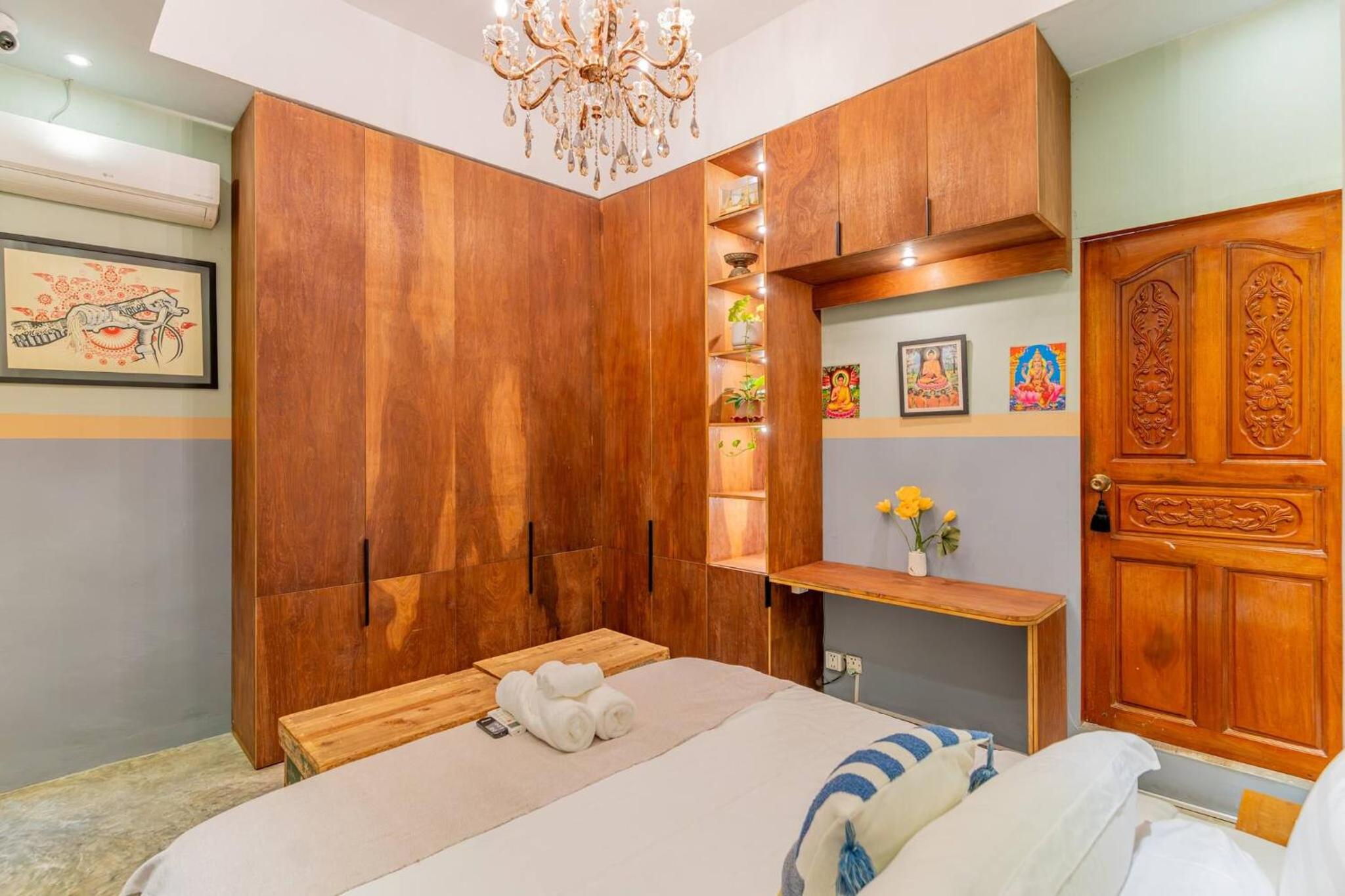 Sarai Room a Cozy Urban Hideaway with Green Balcony