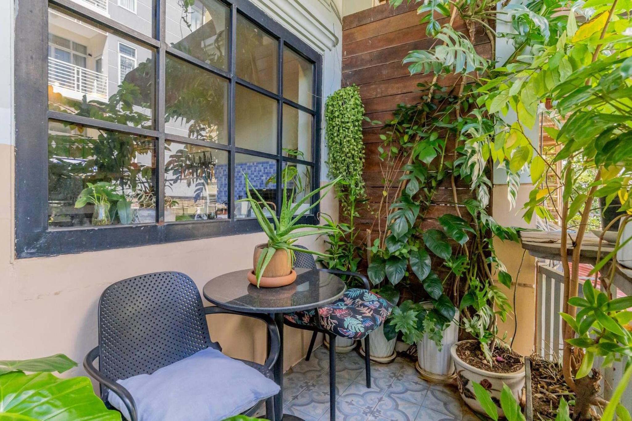 Sarai Room a Cozy Urban Hideaway with Green Balcony