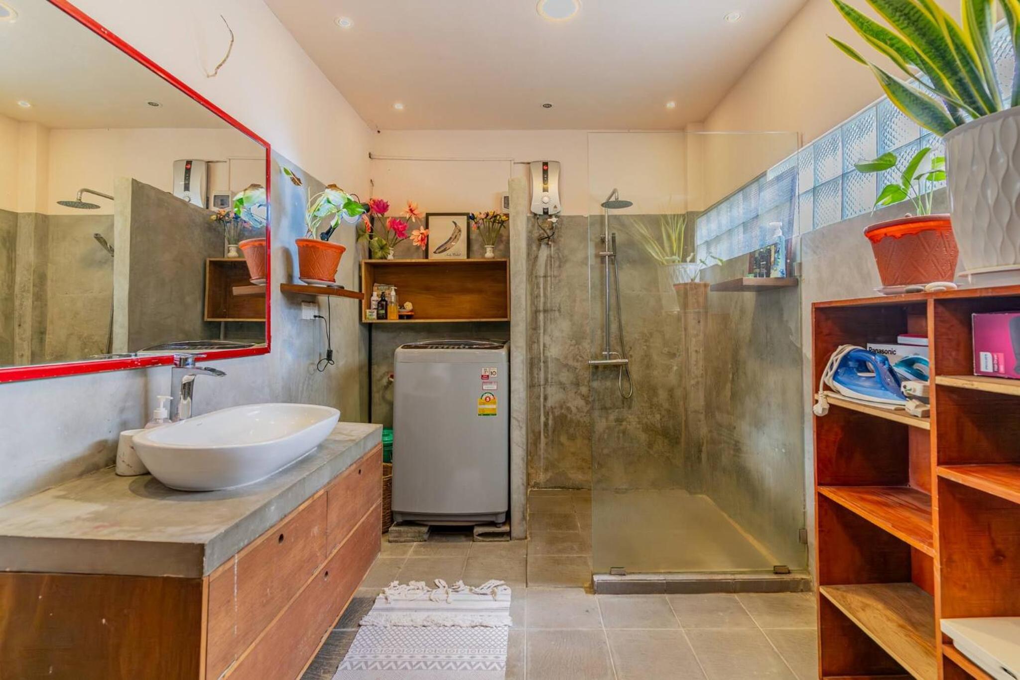 Sarai Room a Cozy Urban Hideaway with Green Balcony