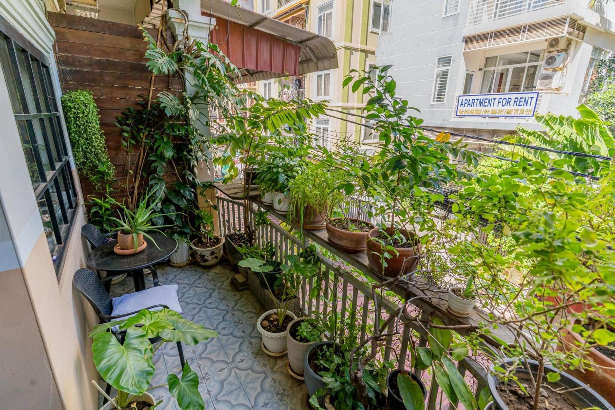Sarai Room a Cozy Urban Hideaway with Green Balcony