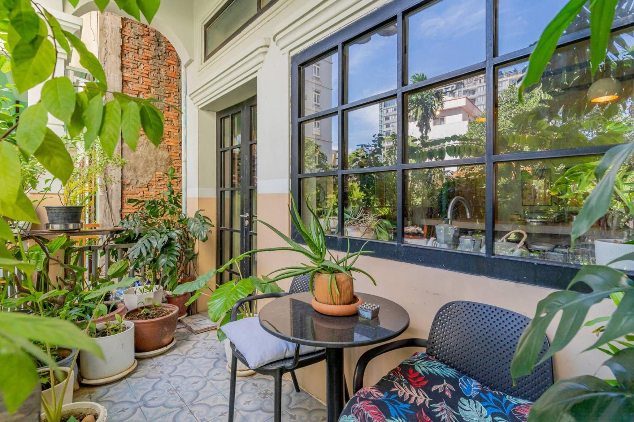 Sarai Room a Cozy Urban Hideaway with Green Balcony