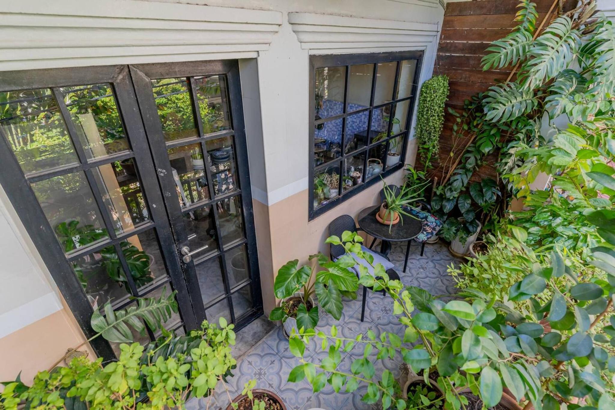 Sarai Room a Cozy Urban Hideaway with Green Balcony