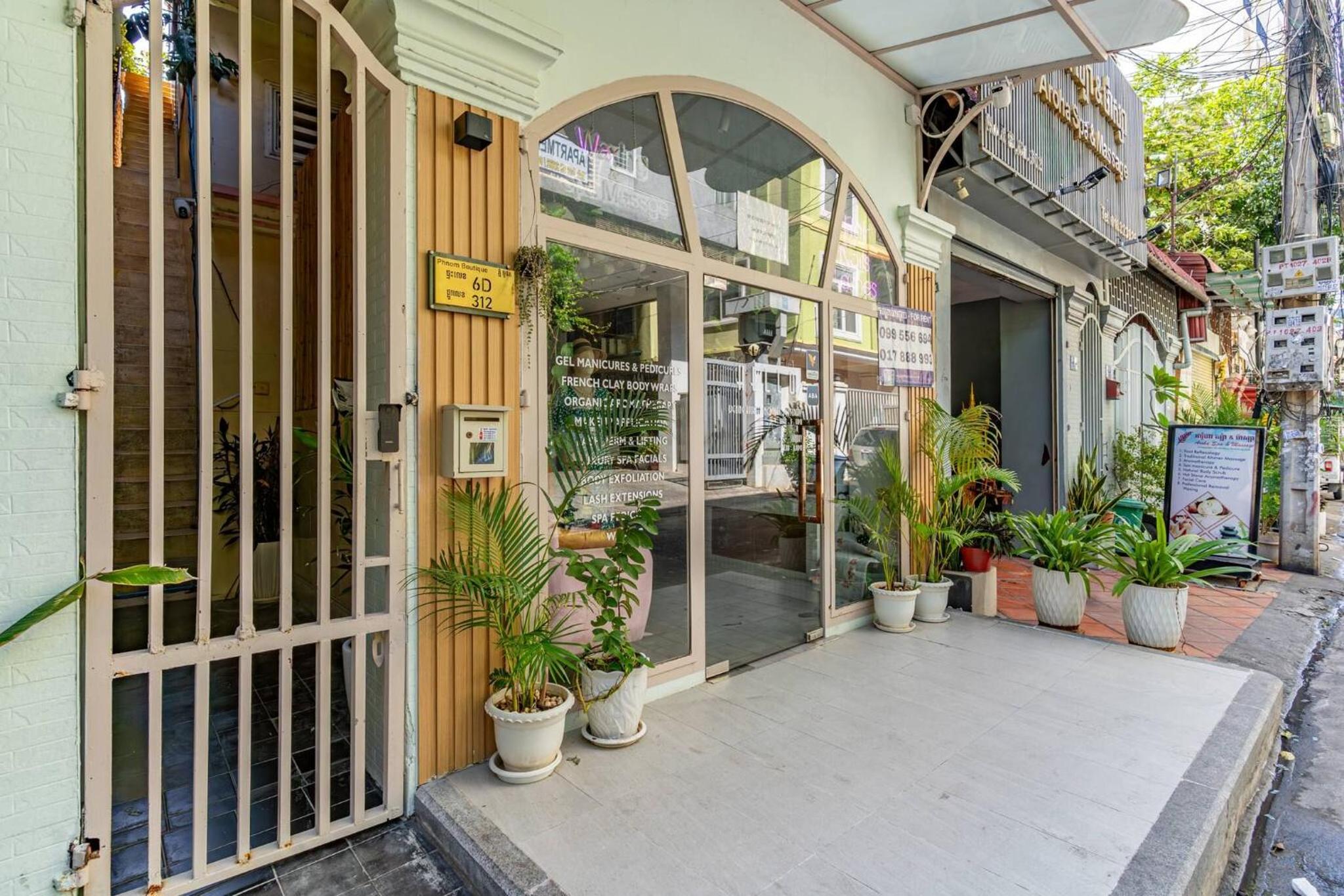 Sarai Room a Cozy Urban Hideaway with Green Balcony