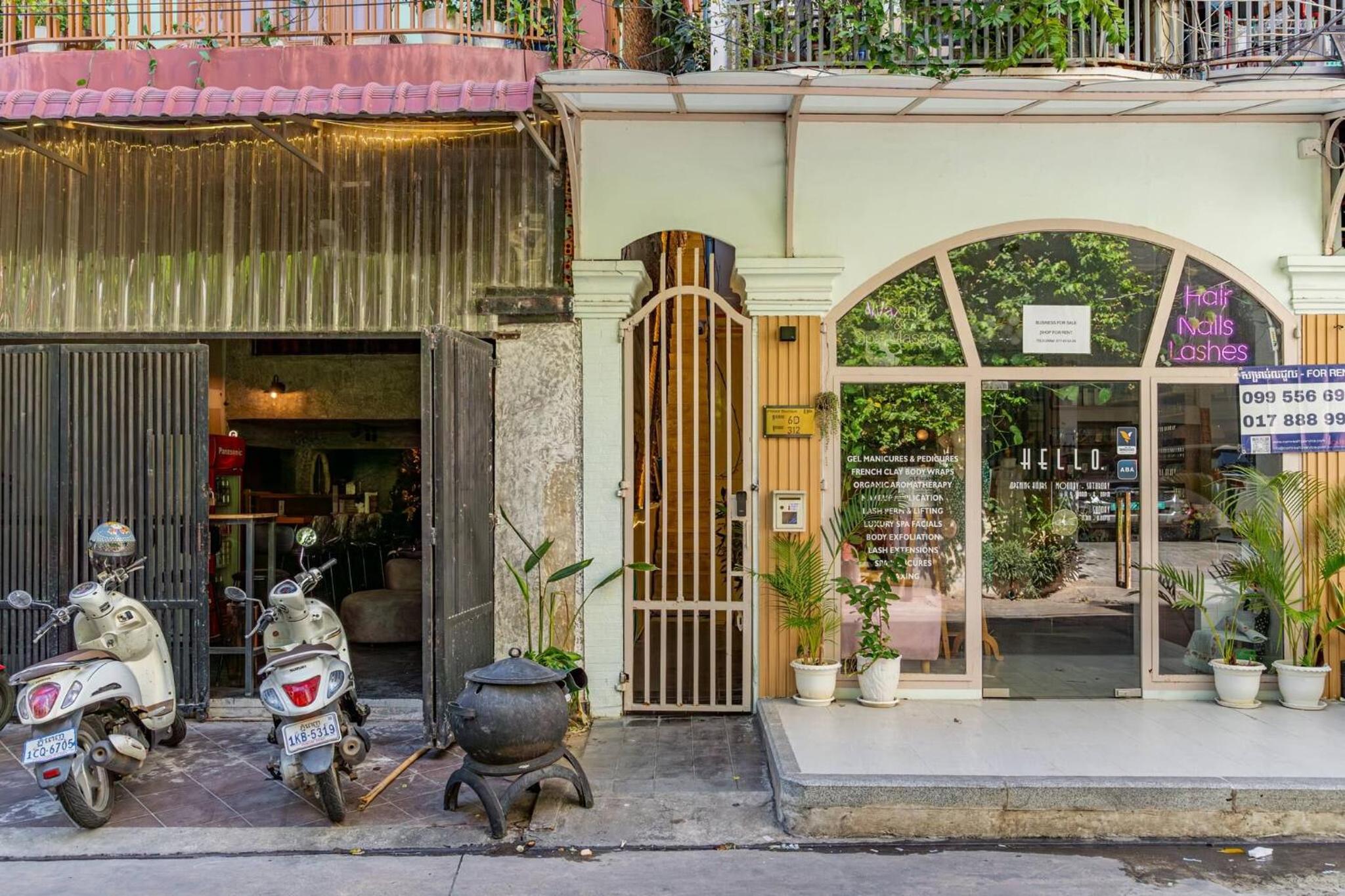 Sarai Room a Cozy Urban Hideaway with Green Balcony