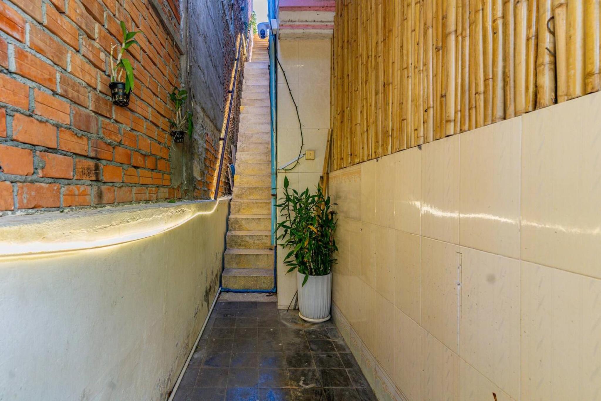 Sarai Room a Cozy Urban Hideaway with Green Balcony